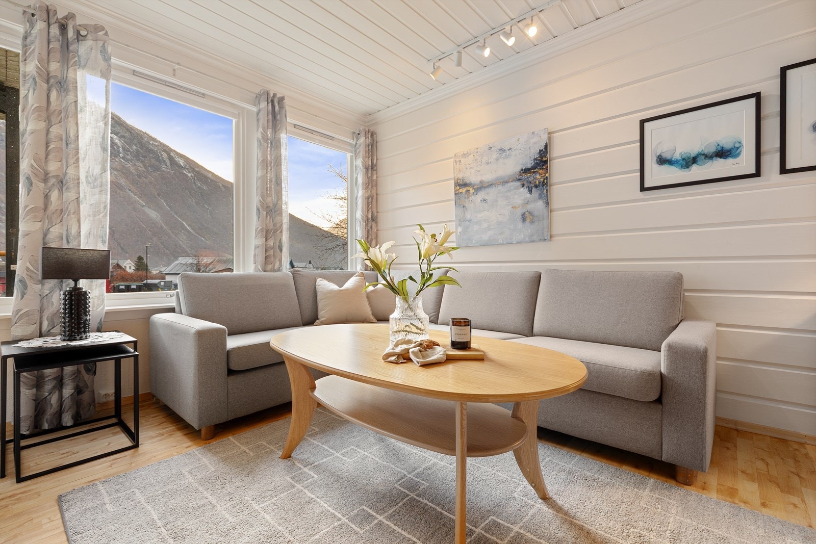 Stova er leilegheita sitt naturlege samlingspunkt, med god plass til både sofa- og sittegruppe. Galleribilde