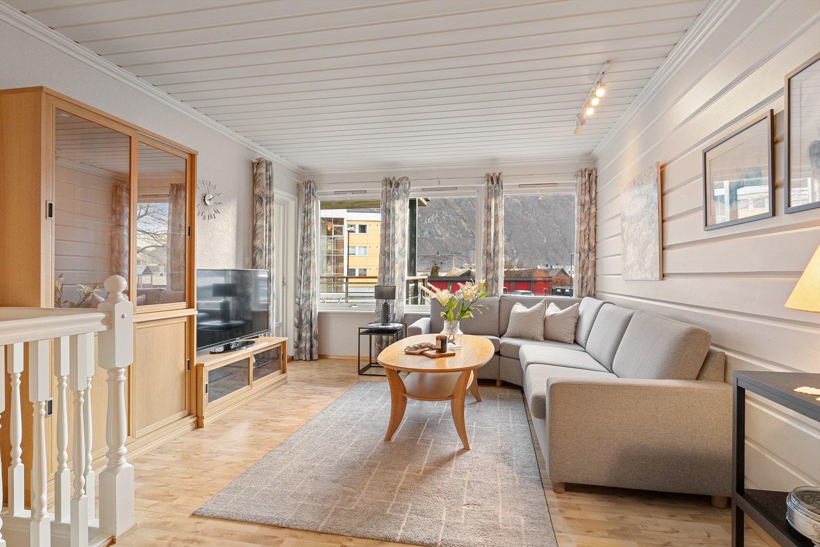 Leilegheita har gjennomgåande ok standard, med velhaldte overflater og bad/kjøkken frå 2008 - eit godt utgangspunkt for deg som ønskjer å setje ditt eige preg. Galleribilde