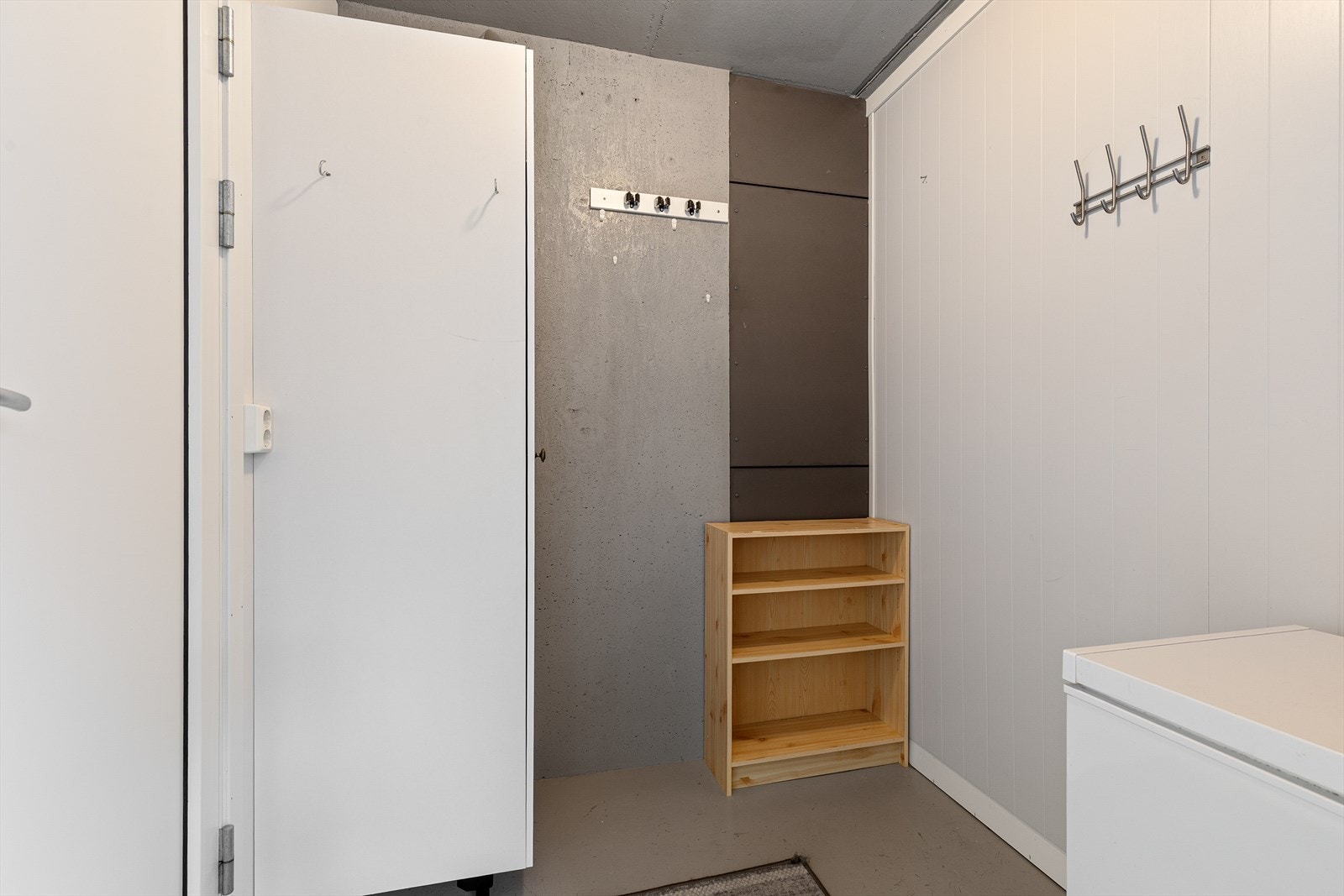 Bod til oppbevaring med tilkomst til vaskerommet og veranda. Galleribilde