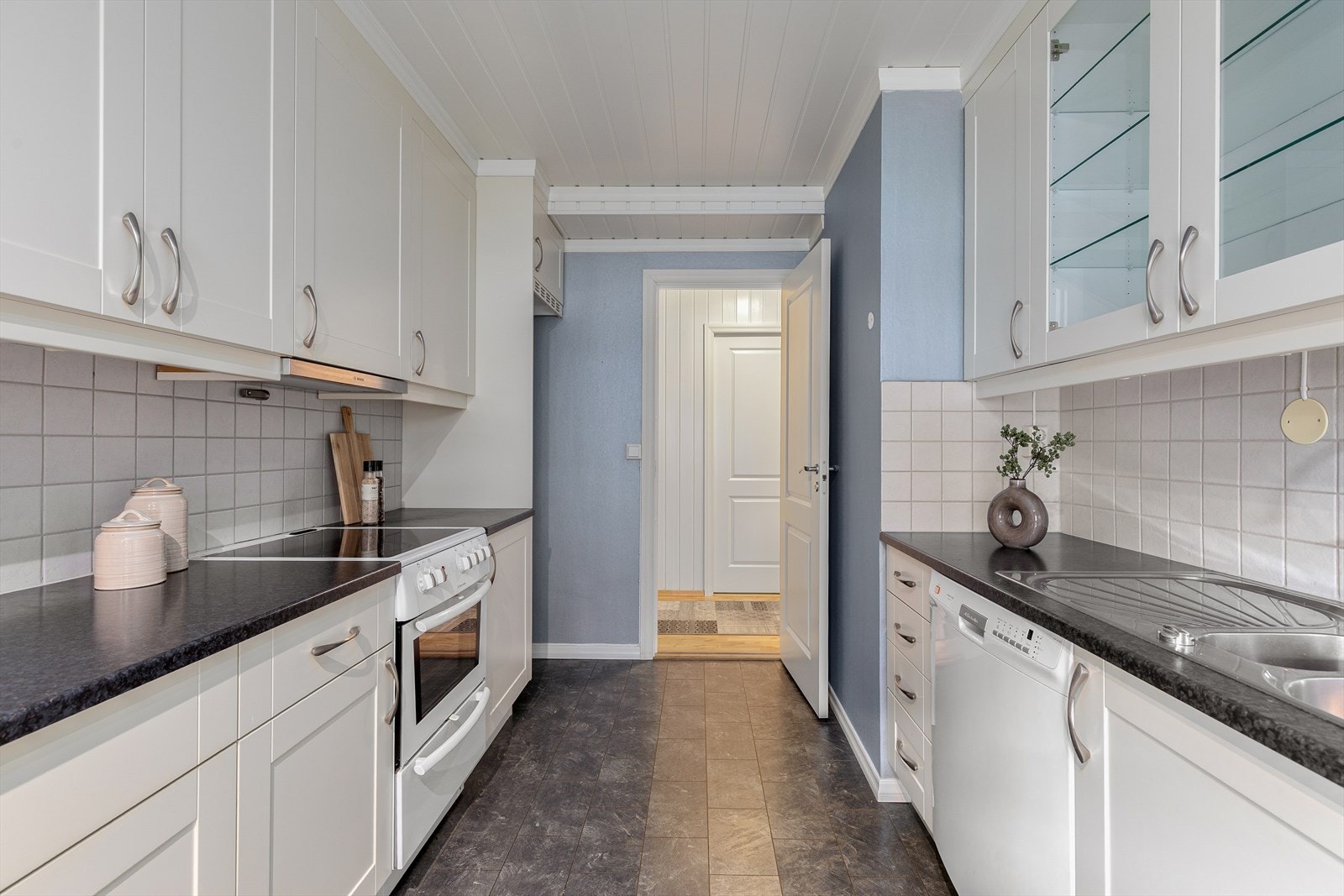 Kvitevarer som ventilator, komfyr og oppvaskmaskin medfølgjer handelen. Galleribilde