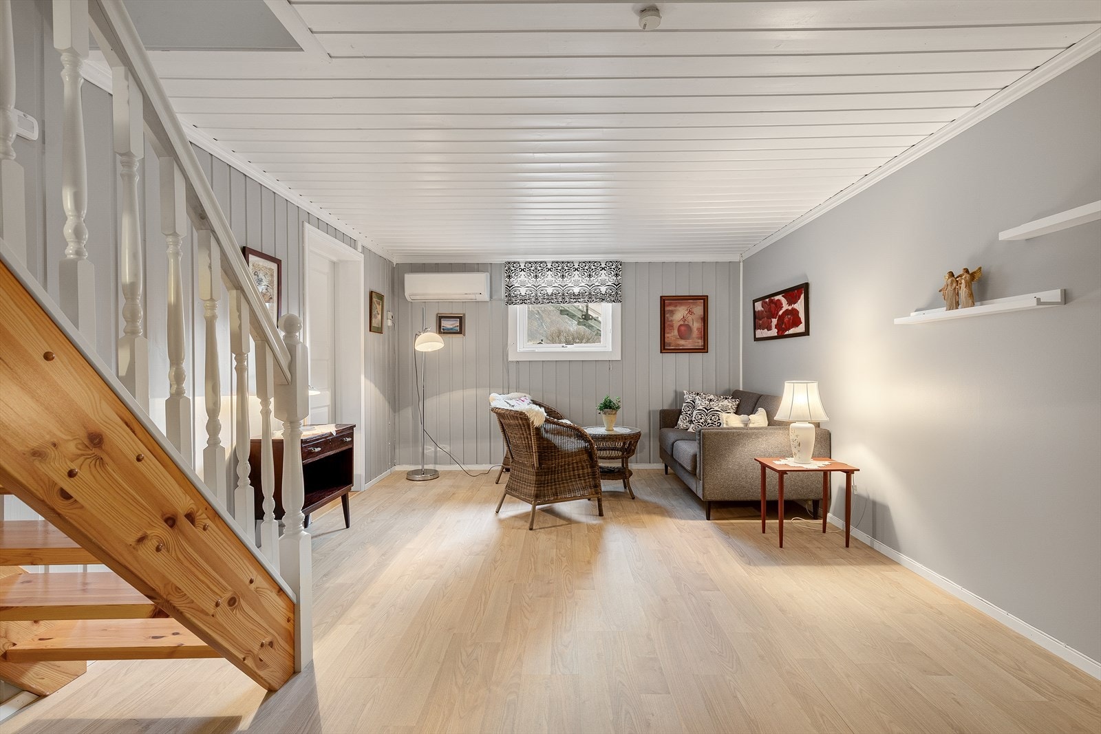 I underetasjen finn ein vidare ei triveleg kjellarstove og praktisk bodplass. Galleribilde