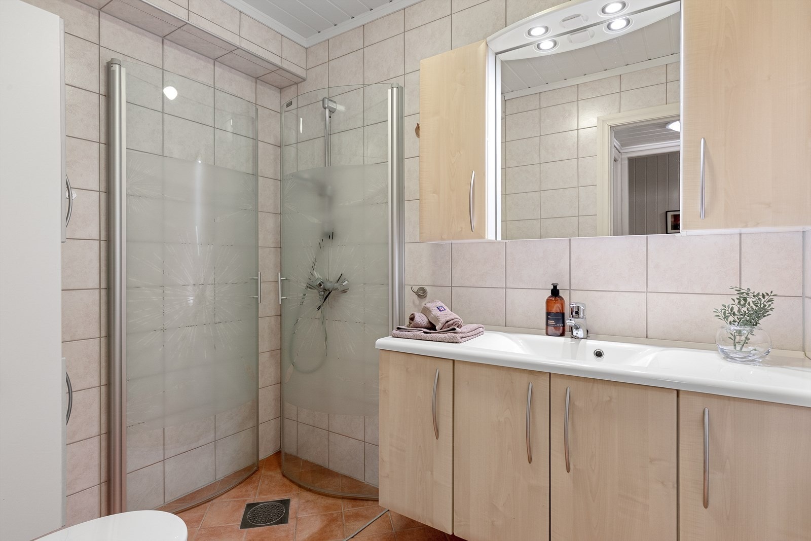 Badet er renovert i 2008, med fliser på golv og veggar. Galleribilde