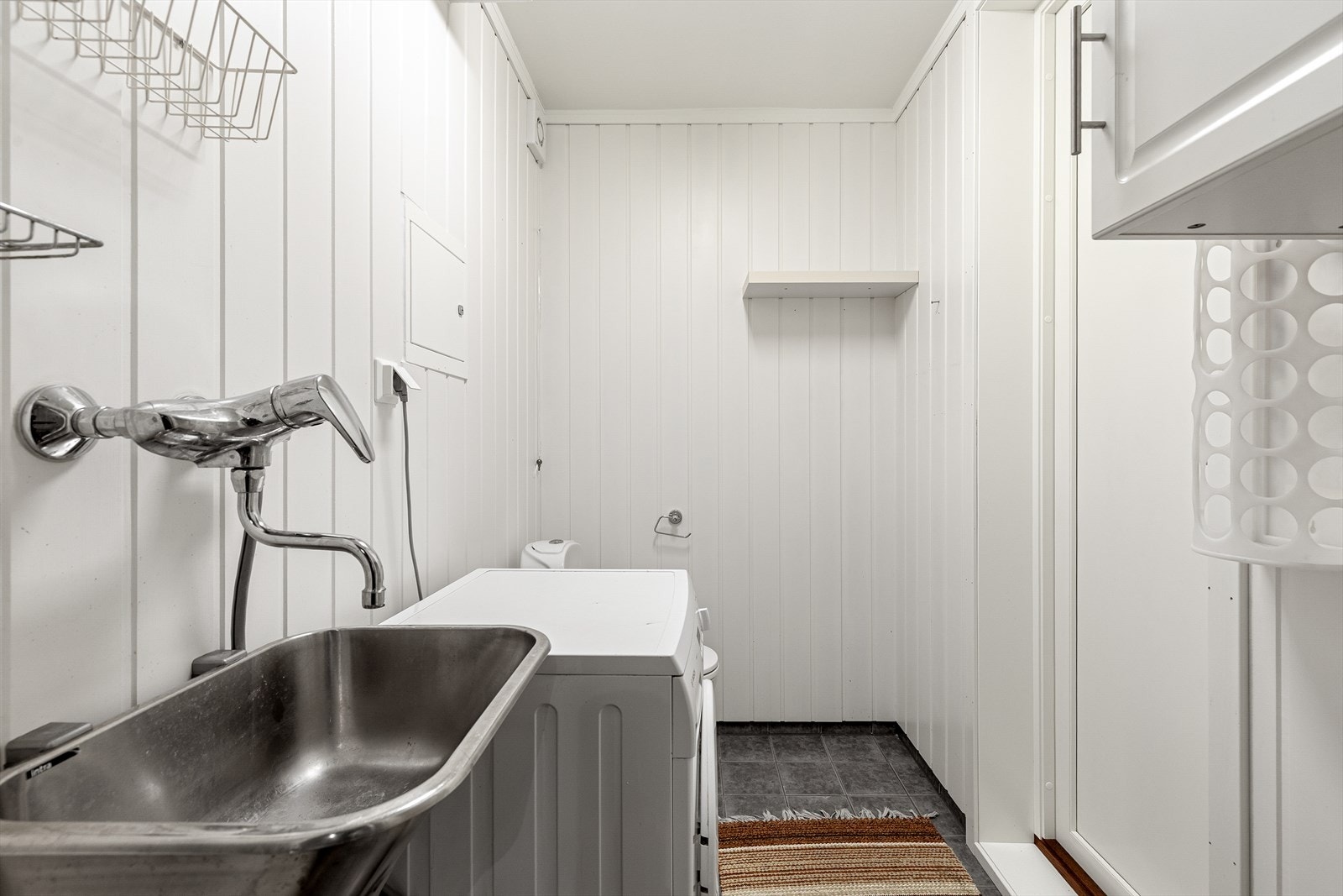 Bustaden har eit oppgradert vaskerom frå 2008, med fliser på golv, MDF-veggplater. Galleribilde