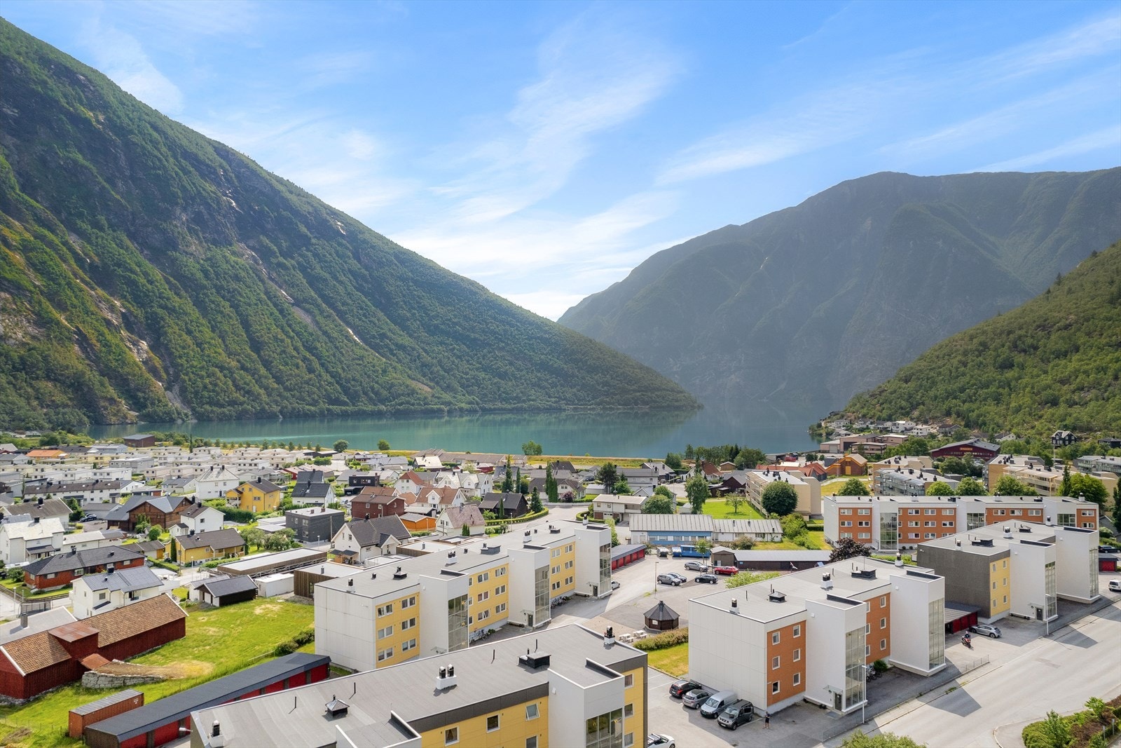 Her bur du i eit etablert og roleg område med nærleik til både service, friluftsområde og gode kommunikasjonar. Ei fin moglegheit for både førstegongskjøparar og deg som ser etter ein praktisk bustad. Galleribilde