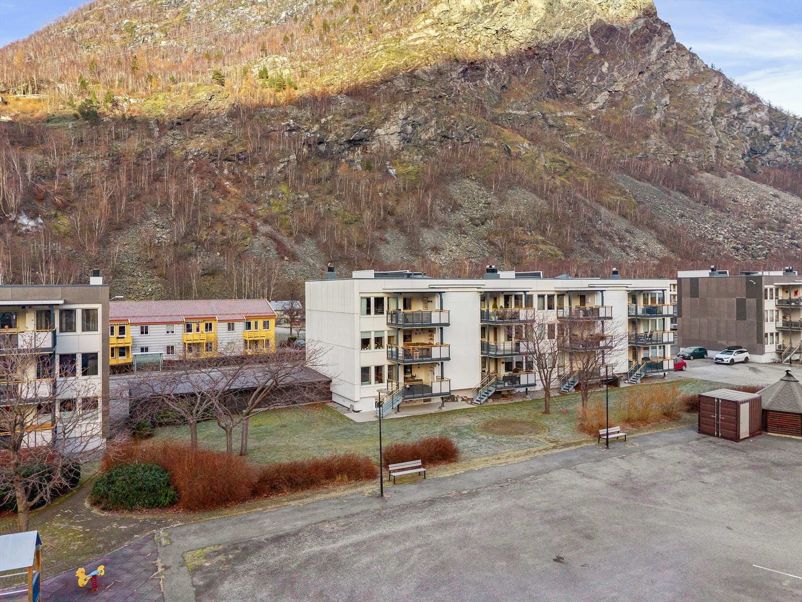 Leilegheita har ei praktisk plassering, på enden av bustadblokka i 1. Etasje. Galleribilde