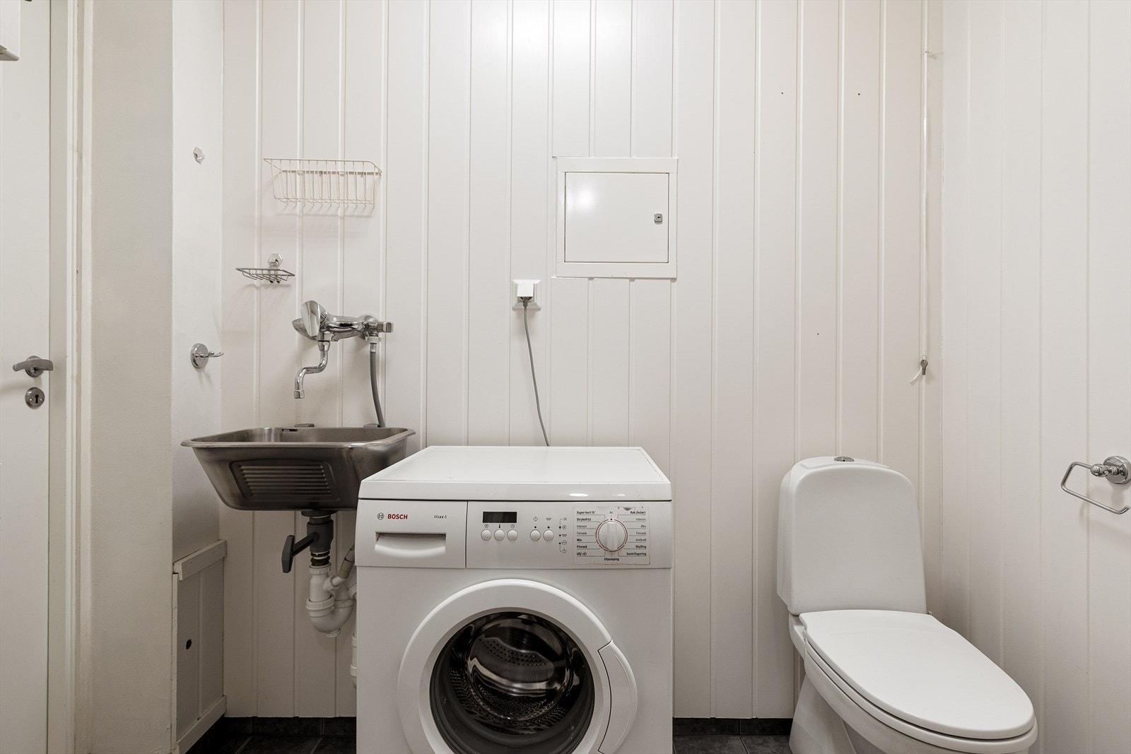 Her er det opplegg for vaskemaskin, utslagsvask, plass til tørketrommel og toalett. Galleribilde