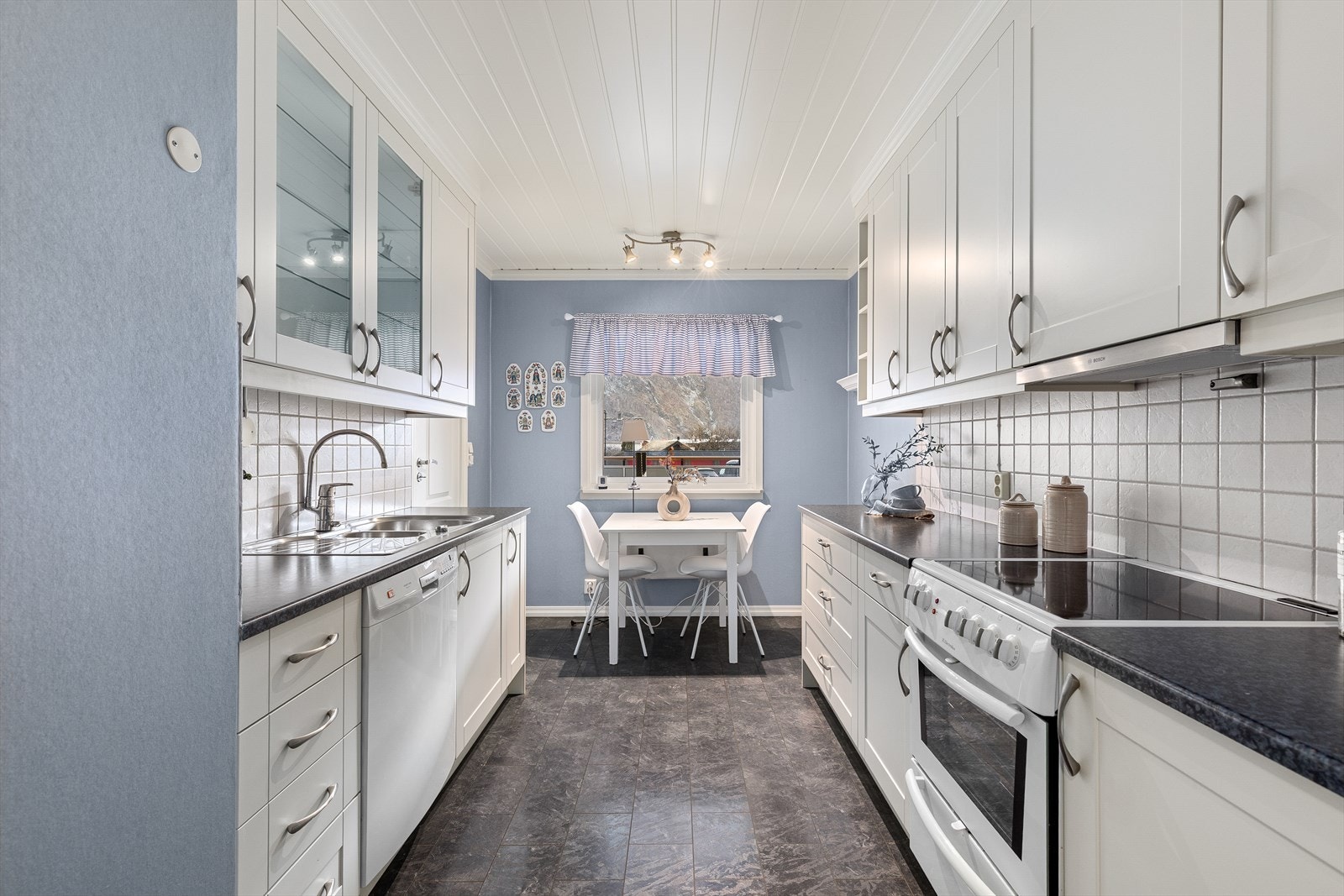 Det er eit adskilt kjøkken frå 2008, med lyse profilerte frontar og laminat benkeplate. Galleribilde