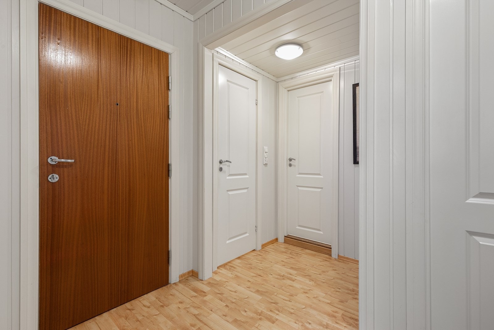 Gang med moglegheit til å henge frå seg yttertøy og sette frå seg sko. Herifrå er det tilkomst til bod/oppbevaringsrom og bad. Galleribilde