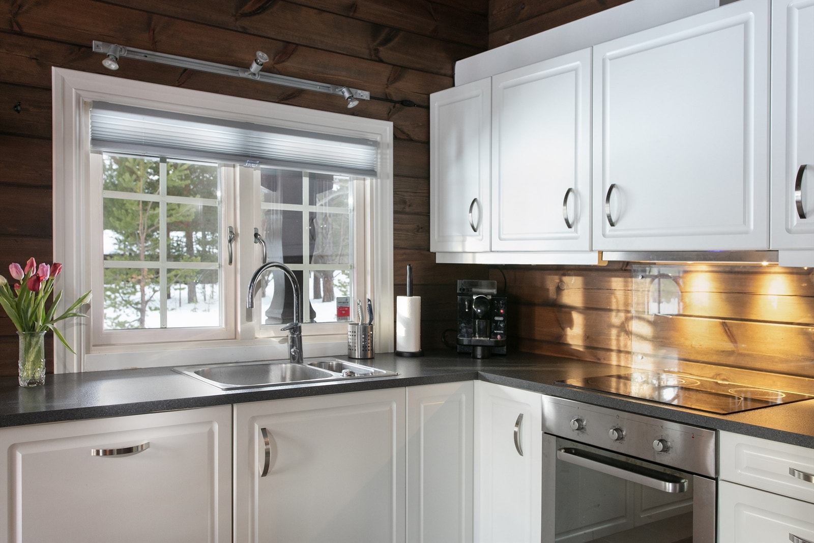 Det er kjøl/fryseskap, oppvaskmaskin, platetopp og stekeovn. Kjøkkenventilator med avtrekk ut. Galleribilde