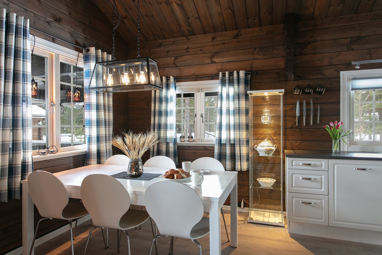 Romslig spisestue i tilknytning til kjøkken Galleribilde