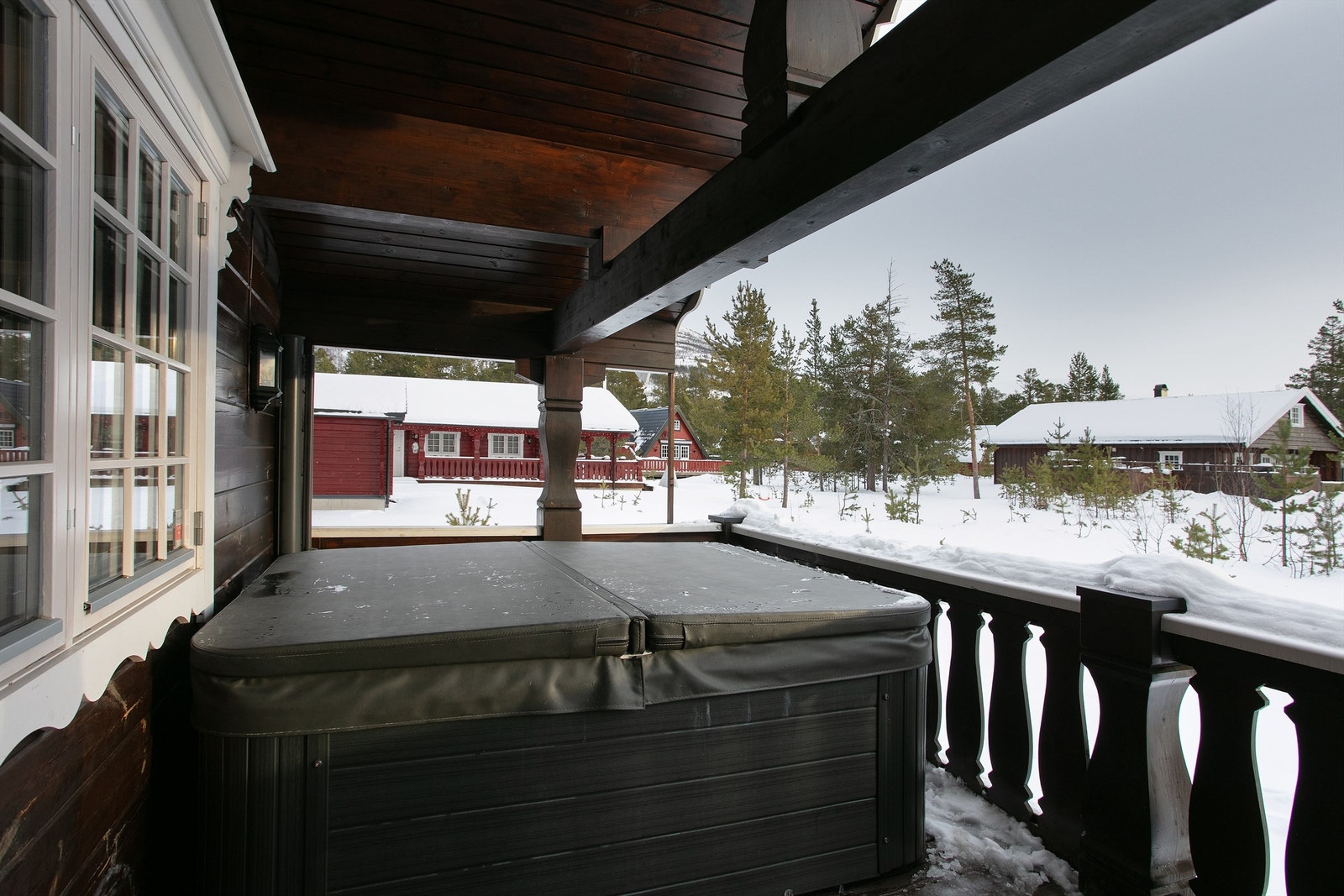 Det er jacuzzi på terrassen - her kan man nyte hyggelige stunder etter en dag på tur eller ski Galleribilde