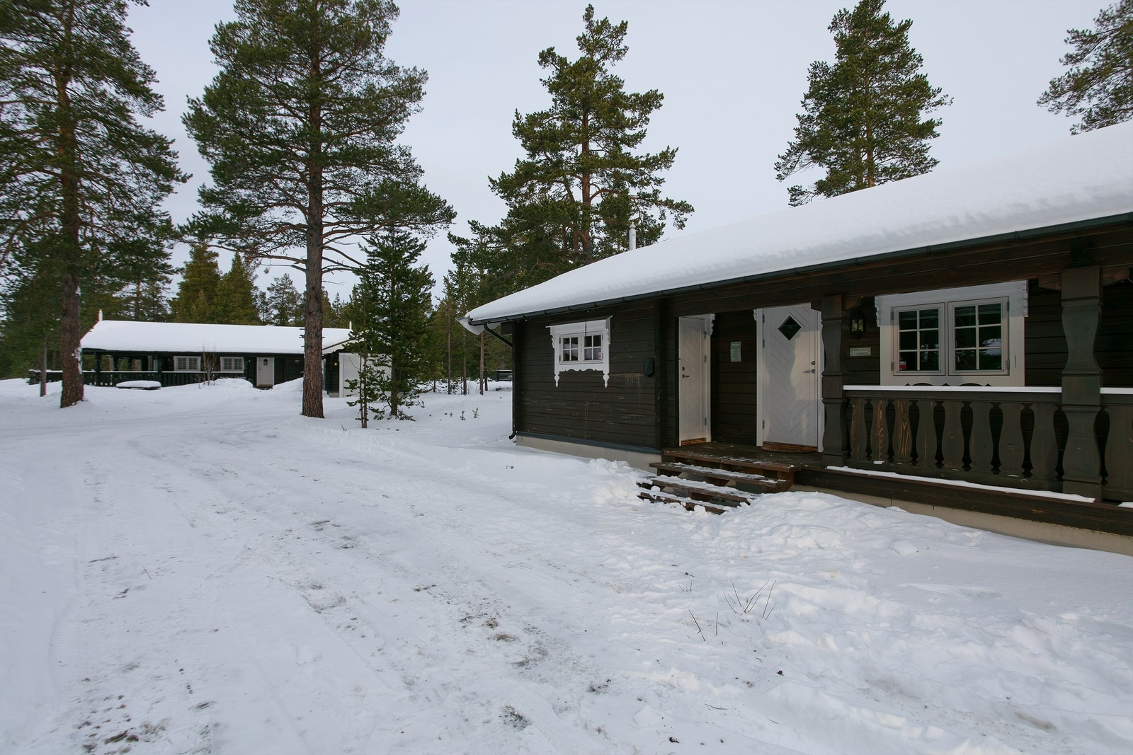 Fasade og inngangsparti
Det er montert el-bil lader på hyttevegg Galleribilde