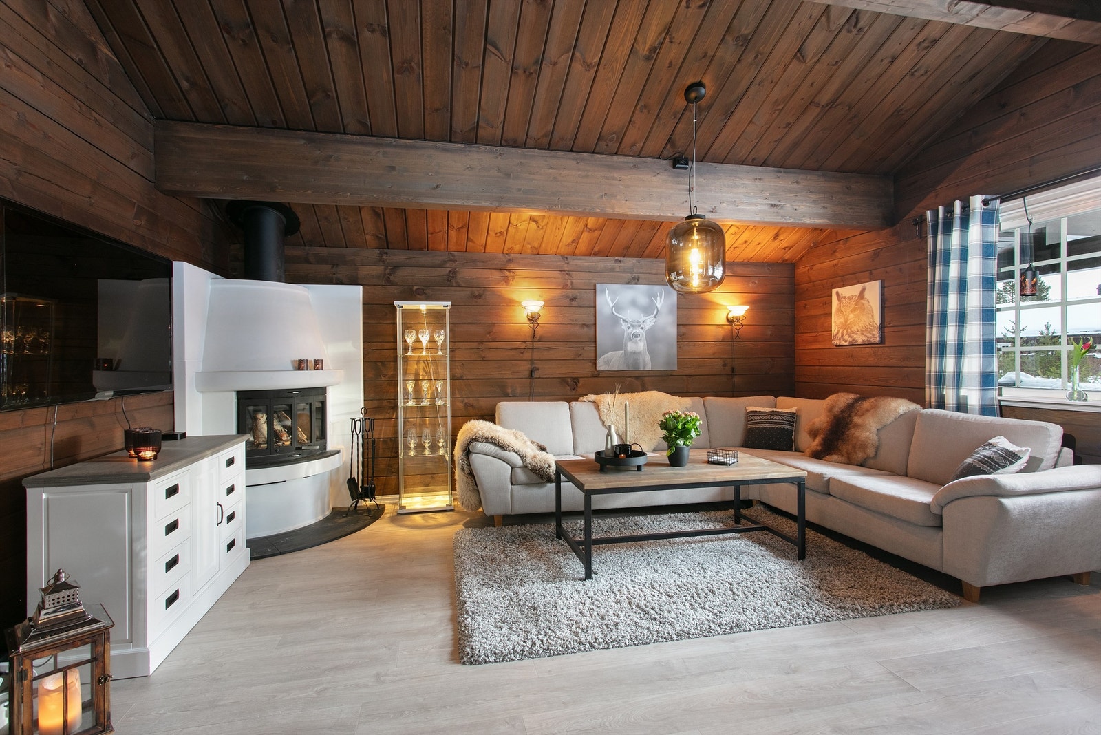 Stor og romslig stue med god takøyde. Flott murt peis med innsats Galleribilde