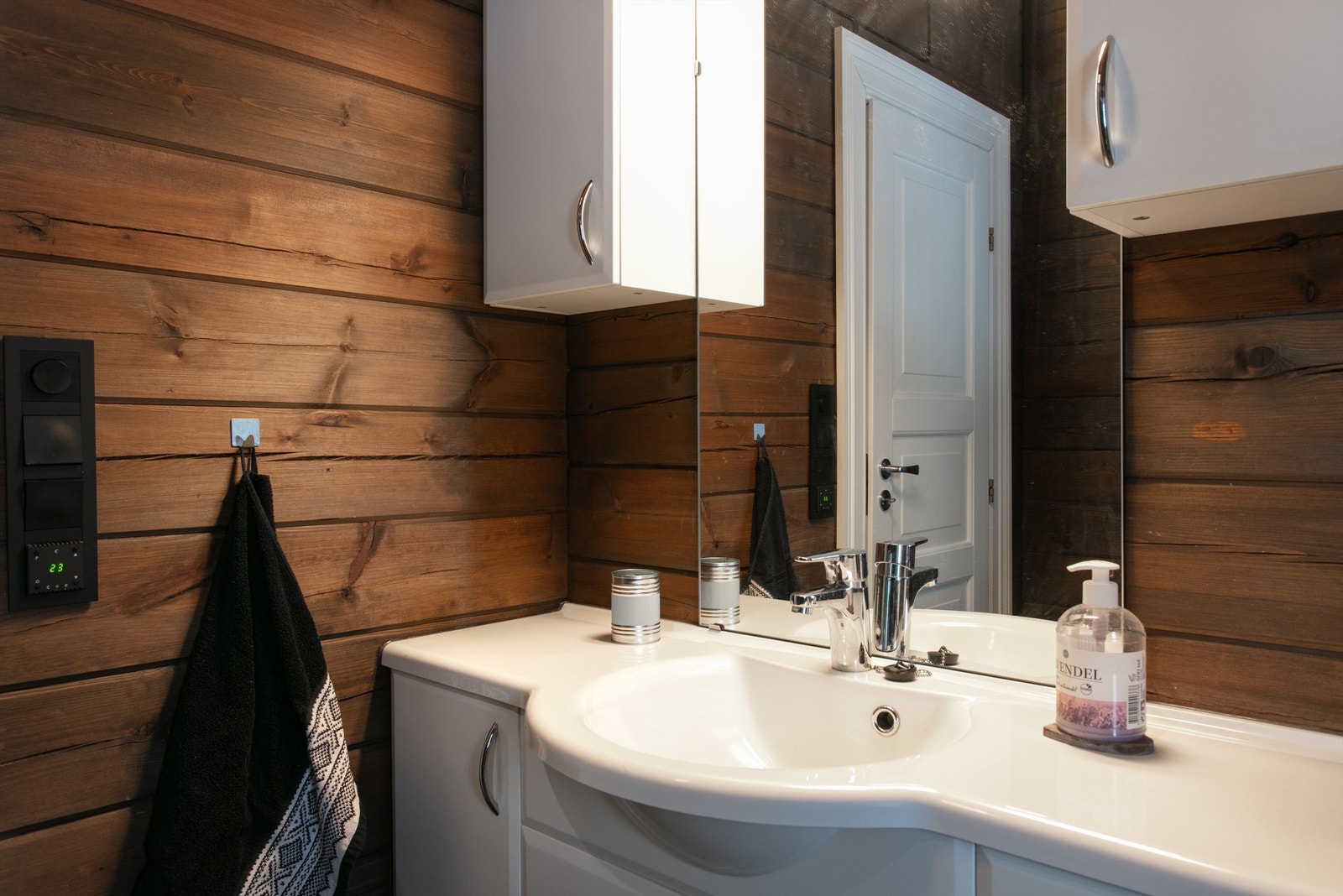 Ovenpåliggende servant med ett-greps armatur på bad Galleribilde