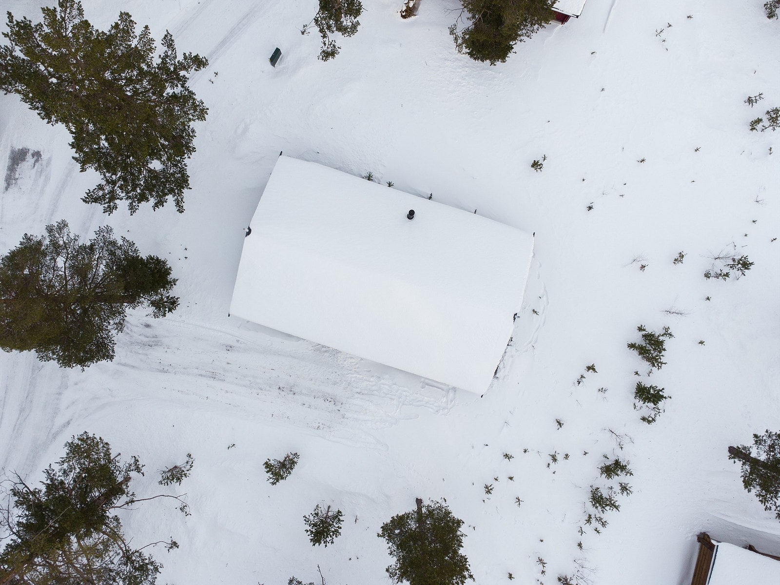 Dronebilde av eiendommen sett fra fugleperspektiv Galleribilde