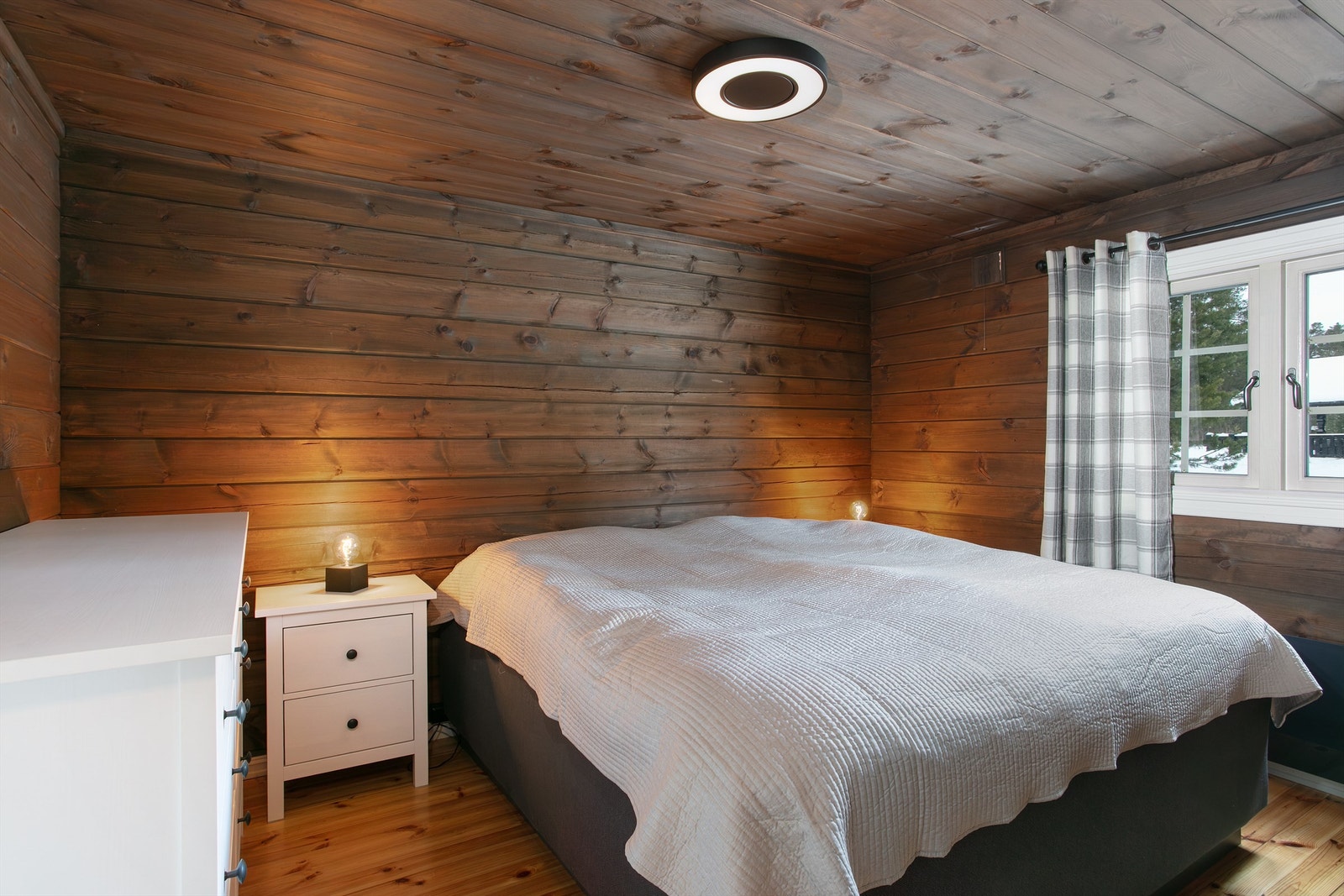 Romslig soverom nr. 1 med god plass til dobbelseng Galleribilde