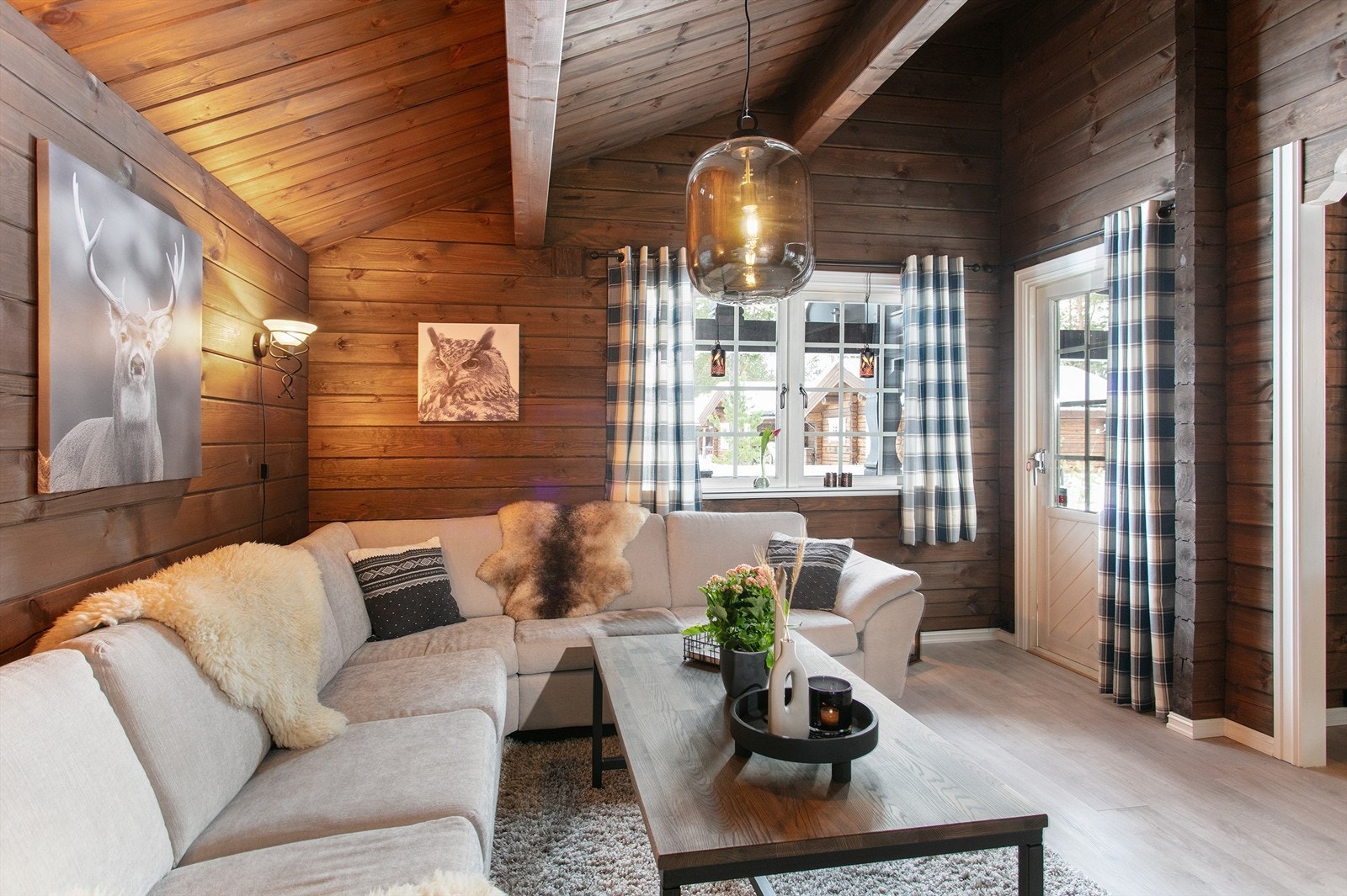 Det er utgang fra stue til stor dels overbygd terrasse Galleribilde