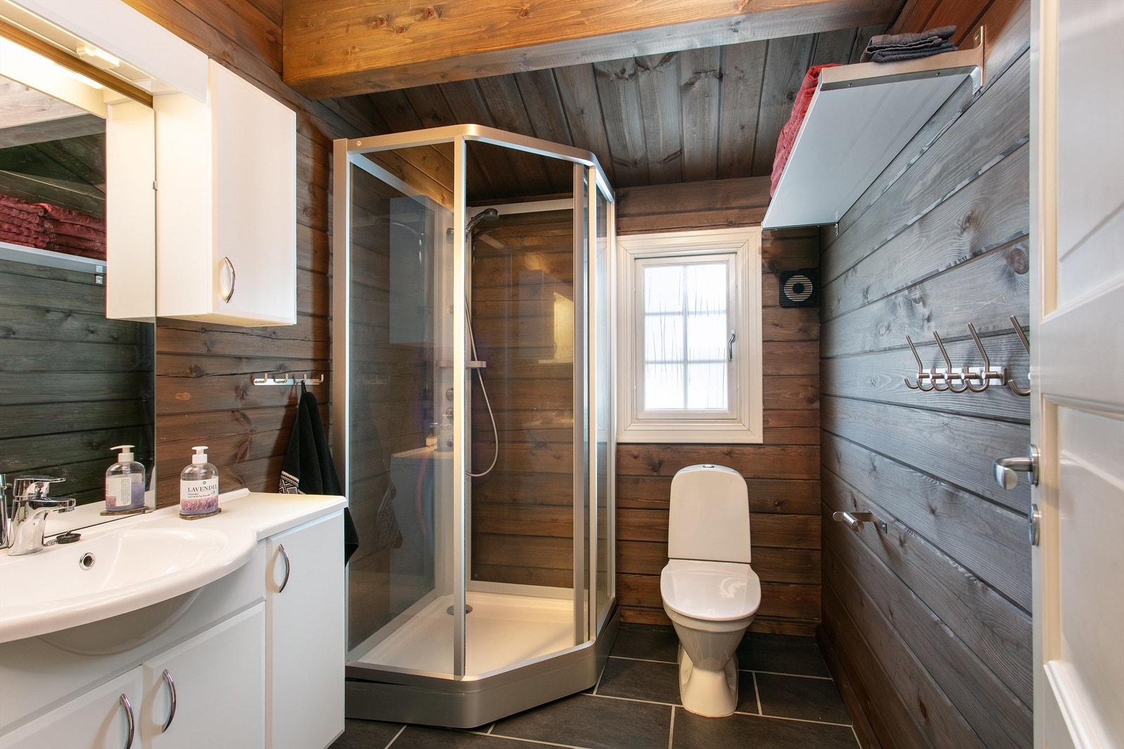 Bad med romslig innredning, wc og dusjkabinett Galleribilde