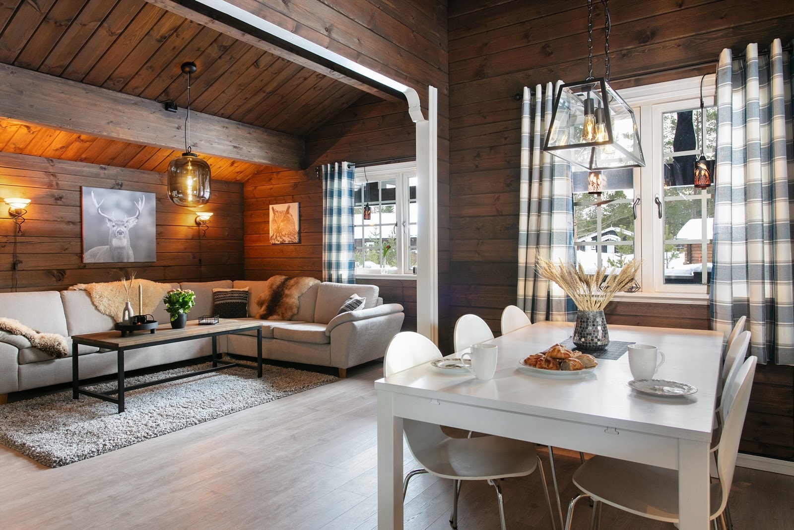 Det er god plass til både sofagruppe og spisestue i tilknytning til kjøkken Galleribilde