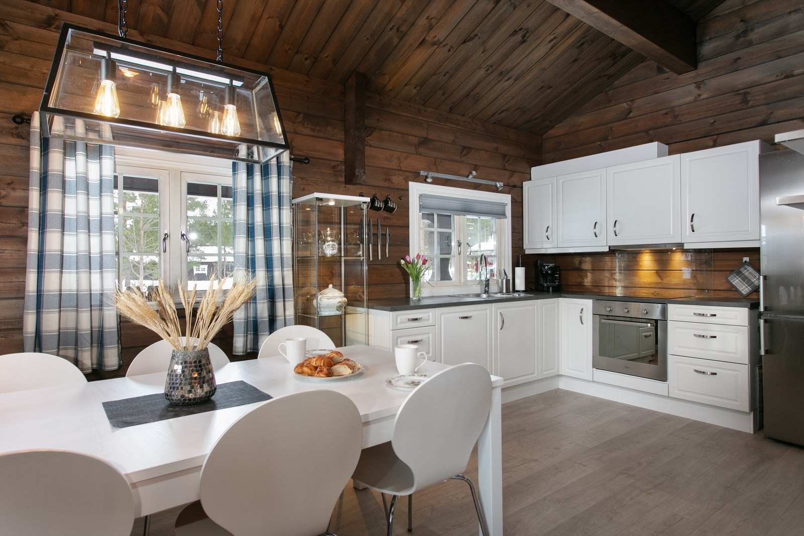 Spisestue/kjøkken med god takhøyde og god romfølelse Galleribilde