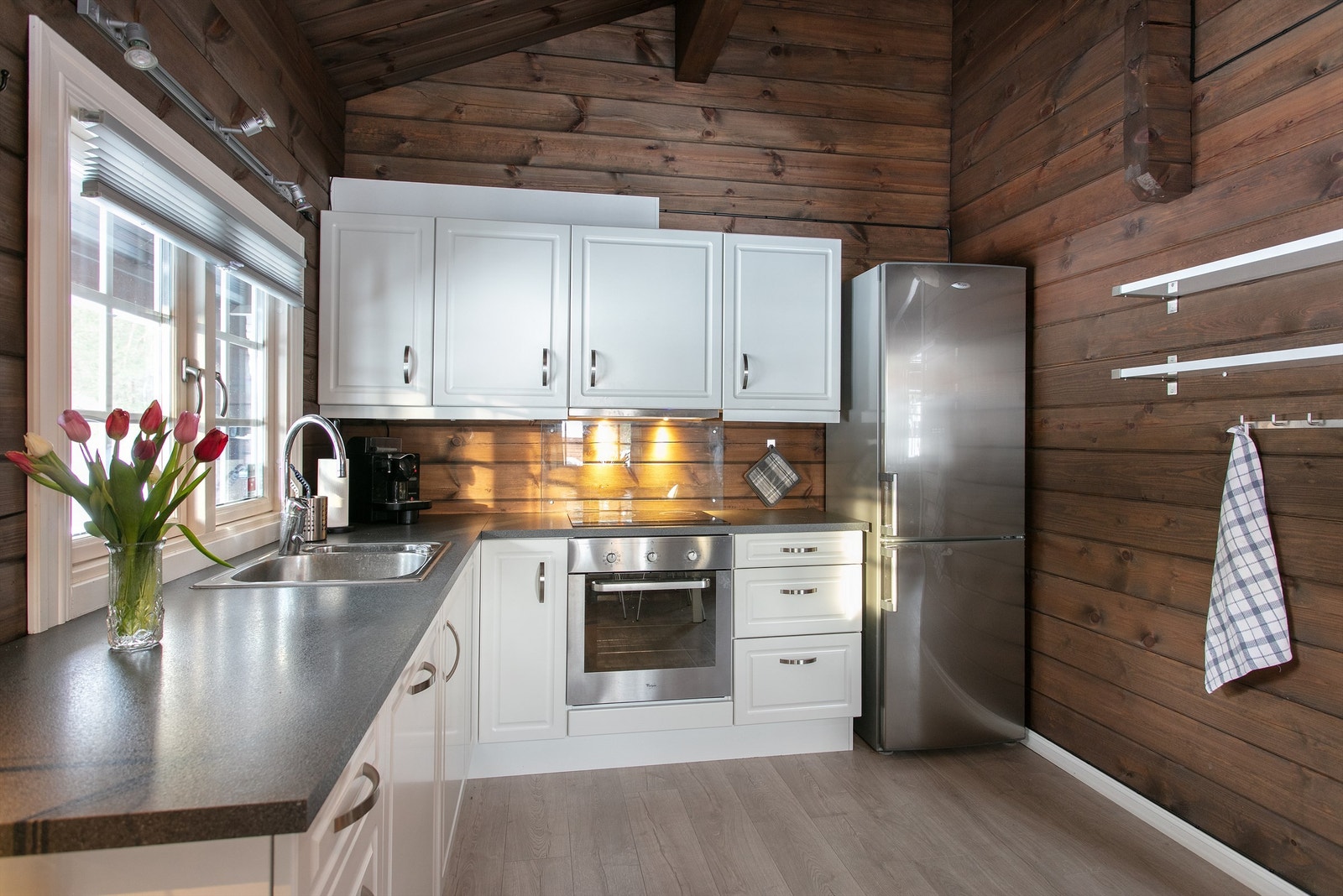 Hvit profilert kjøkkeninnredning med laminat benkeplate Galleribilde