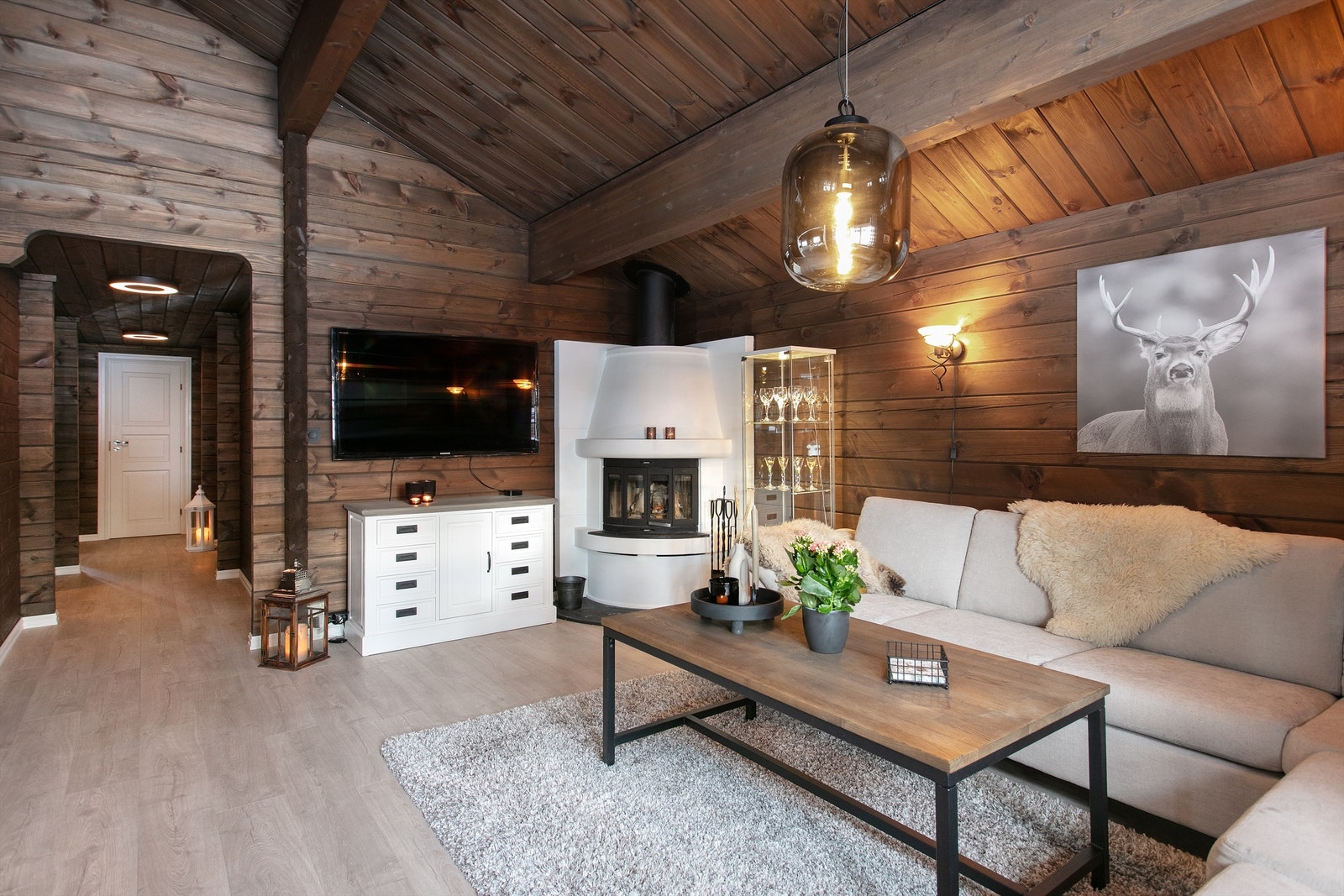 Fra stue mot gang. Flott murt peis med innsats som gir en lun og hyggelig atmosfære Galleribilde