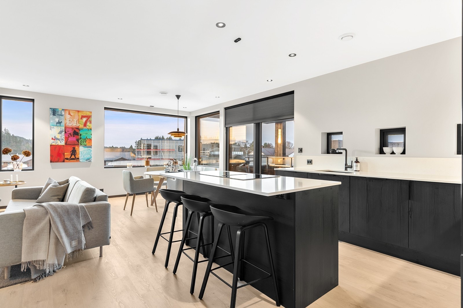 Kjøkkenet er levert av HTH og har stilrene, glatte fronter samt benkeplate i stein. Galleribilde