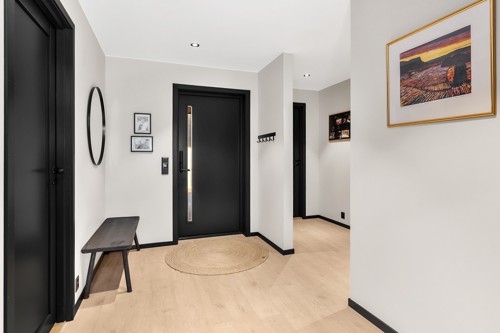 Entreen er romslig med god plass til å henge fra seg yttertøyet. Galleribilde