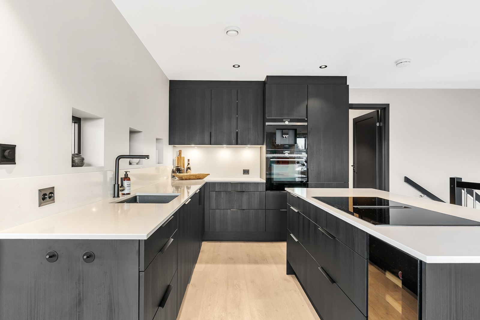 Det er rikelig med skap- og benkeplass både i innredning og kjøkkenøy, og gode arbeidsflater gjør kjøkkenet særdeles godt egnet for matlaging. Galleribilde