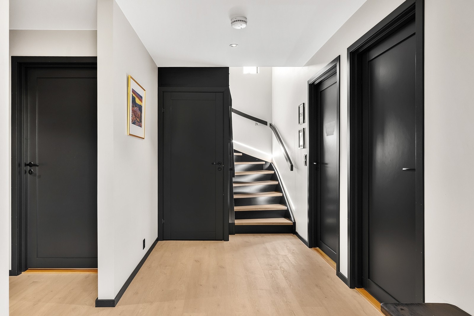 Fra entréen er det adkomst til boligens øvrige rom, samt trapp til 2. etasje. Galleribilde