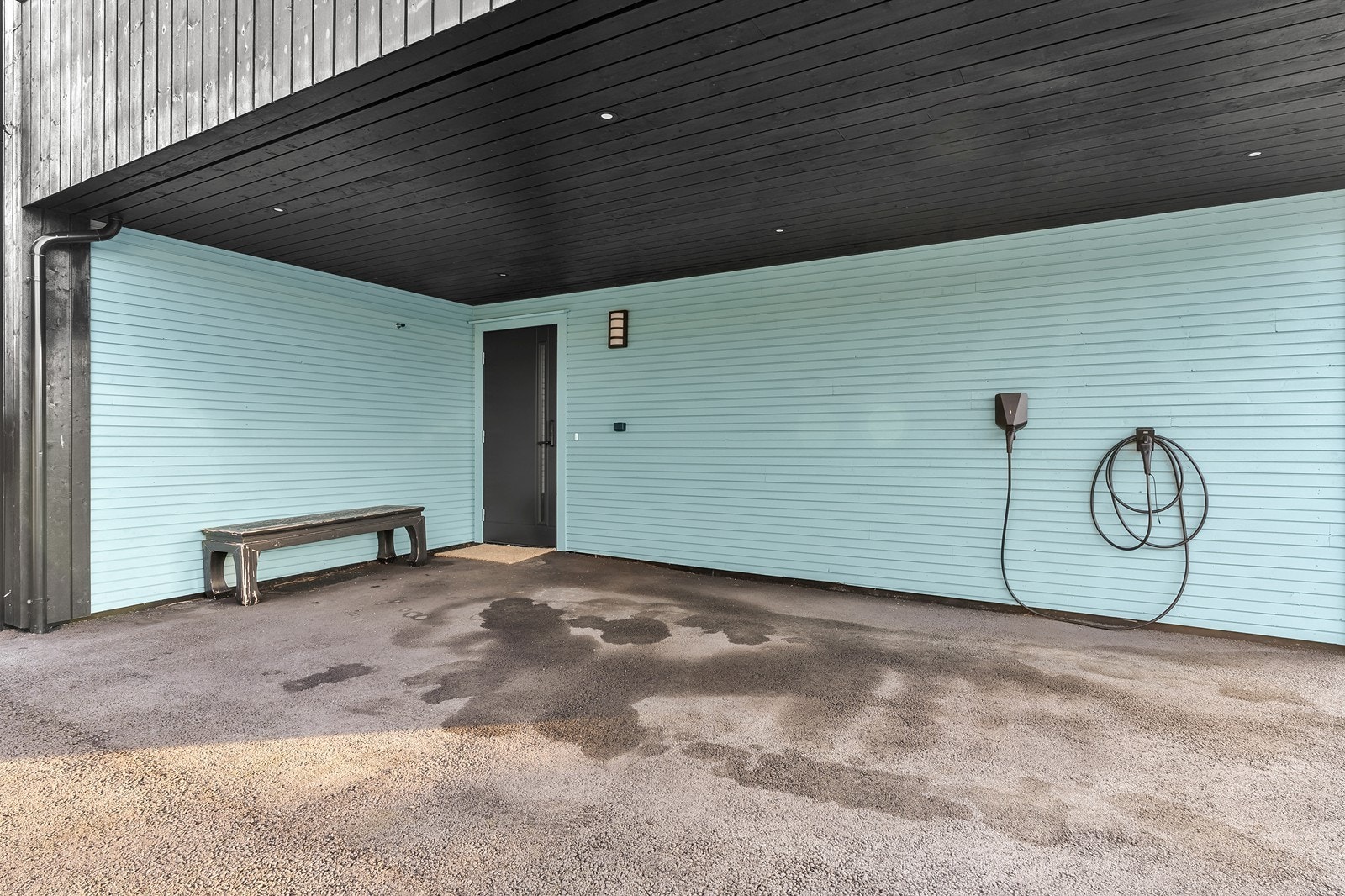 Carport med elbillader og takoverbygd inngangsparti Galleribilde