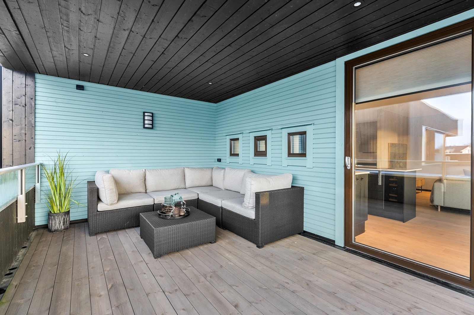 Takoverbygget gjør balkongen anvendelig store deler av året. Galleribilde