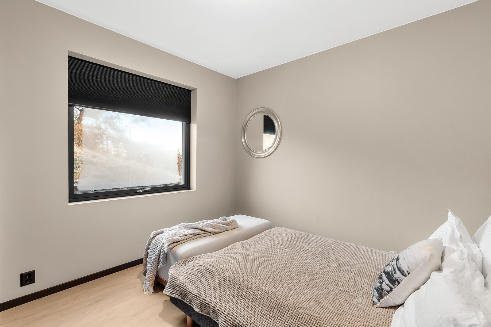 Etasjen har to fine og romslige soverom, med gode oppbevaringsmuligheter og plass til både møblement og personlig preg. Galleribilde