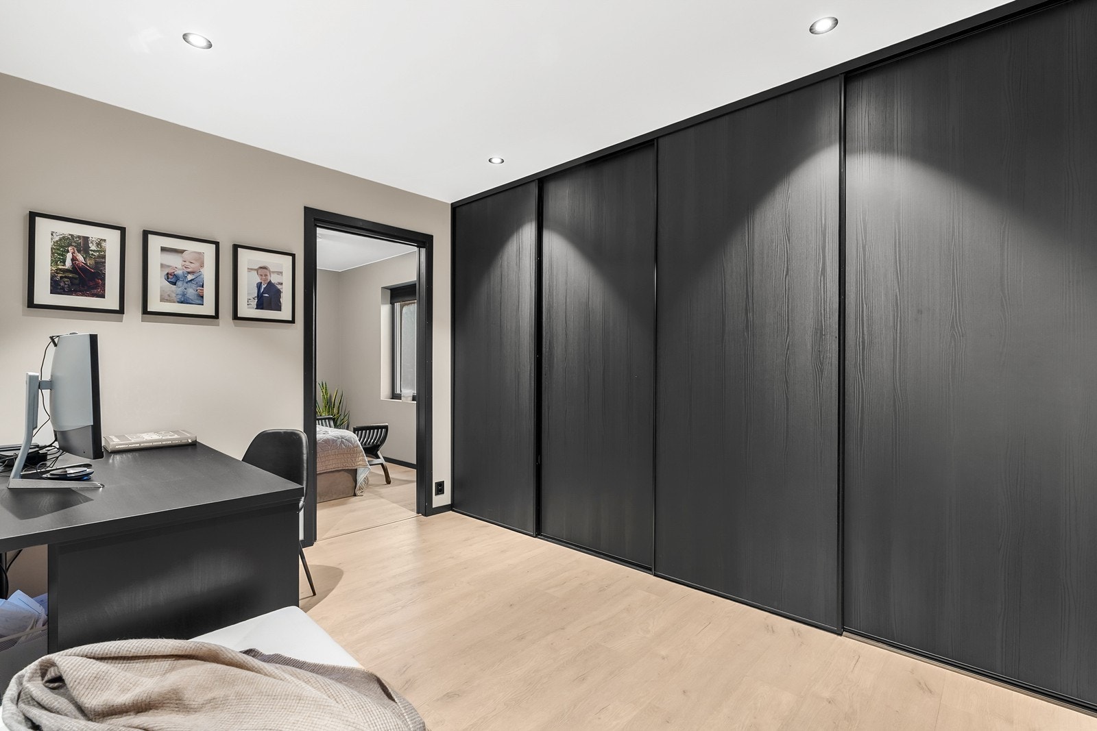 Gang/Walk-in-closet tilknyttet soverom med romslig, praktisk skyvedørsgarderobe. Galleribilde