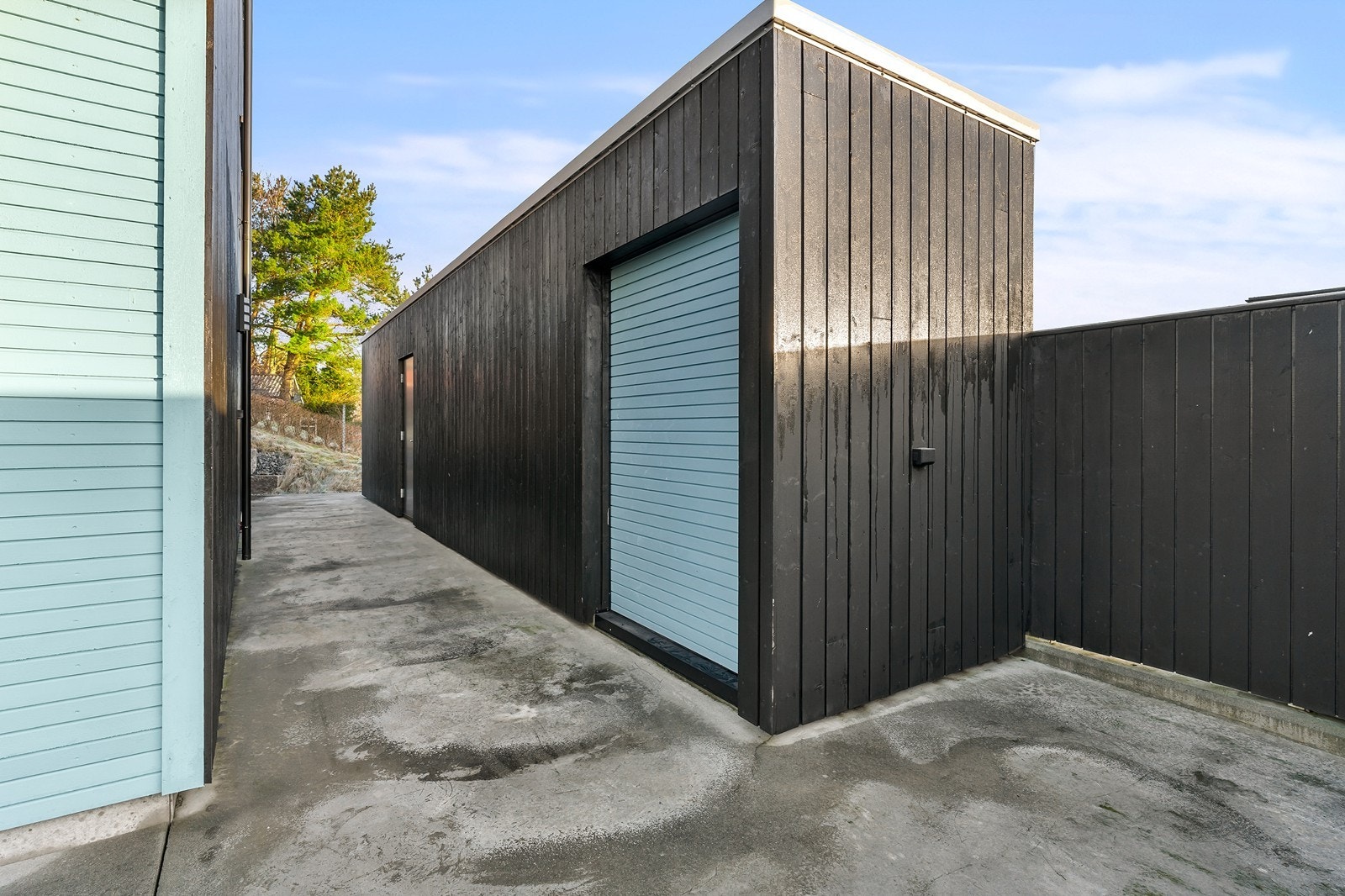 Den romslige utvendige boden på ca. 15 m² gir svært god lagringsplass. Størstedelen av boden er isolert, og det er innlagt strøm. Galleribilde