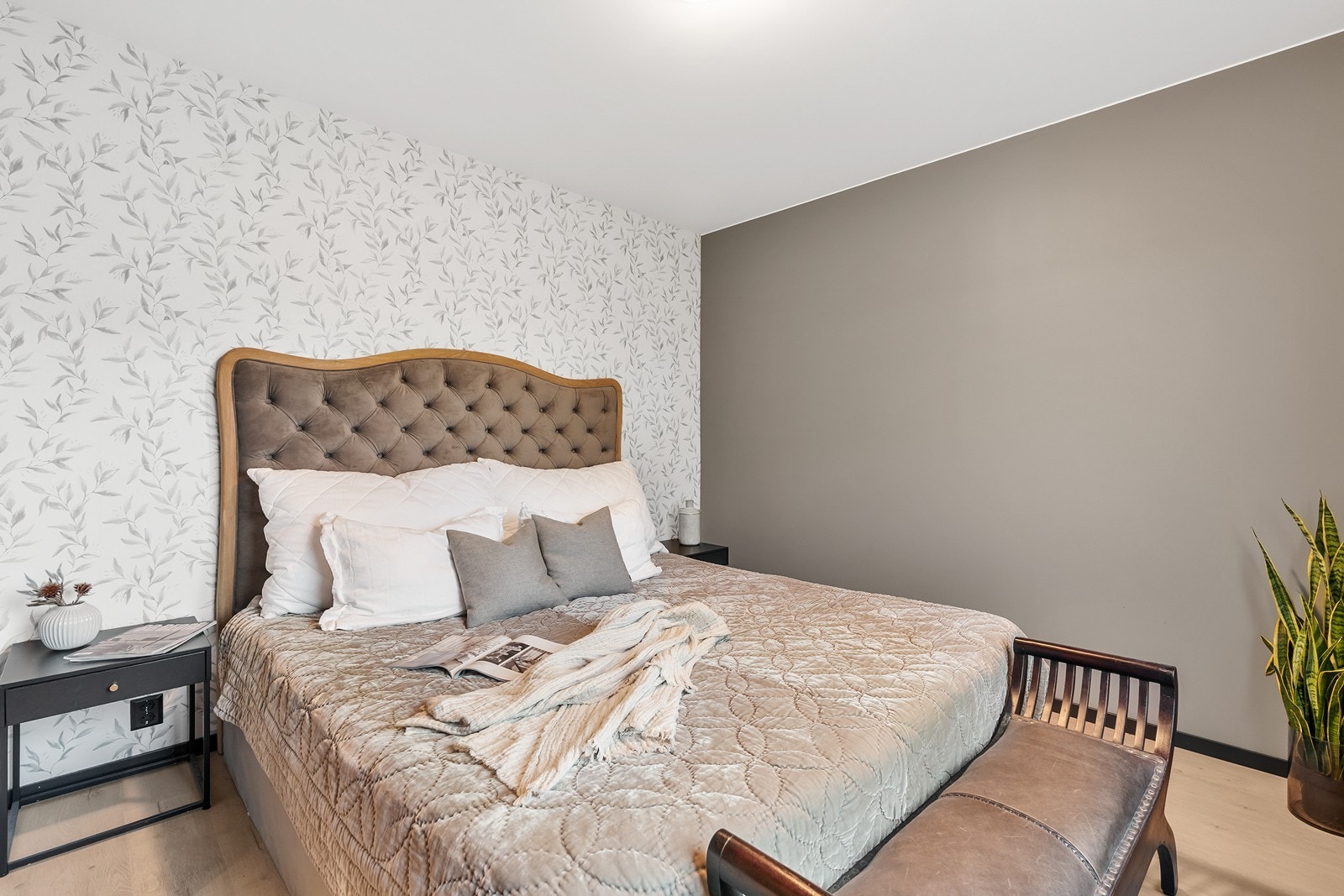 Rommet har en behagelig fargetone og tapet på vegg Galleribilde