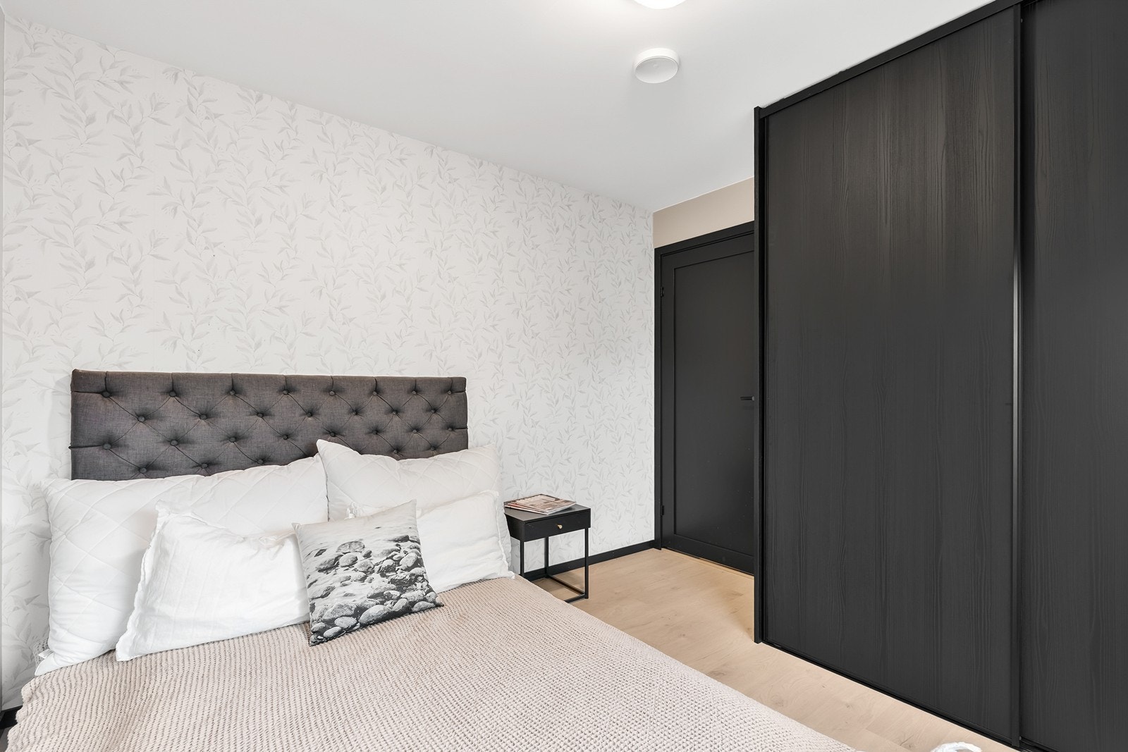 Rommet er utstyrt med en skyvedørsgarderobe Galleribilde