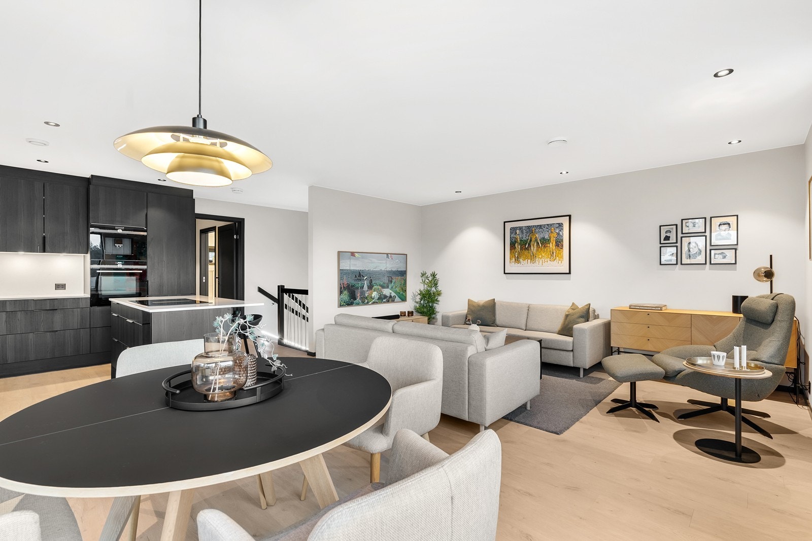 Et lyst og pent oppholdsrommet med god plass til både sofagruppe, salongbord og spisegruppe Galleribilde