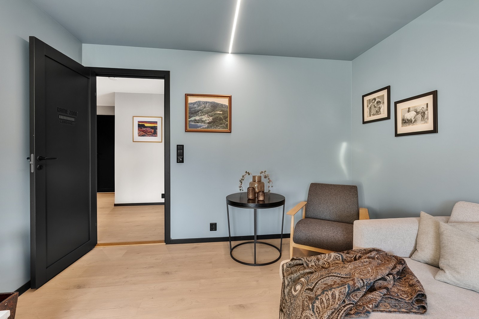 Det er god plass til stor sofagruppe, salongbord og annet ønsket møblement. Galleribilde