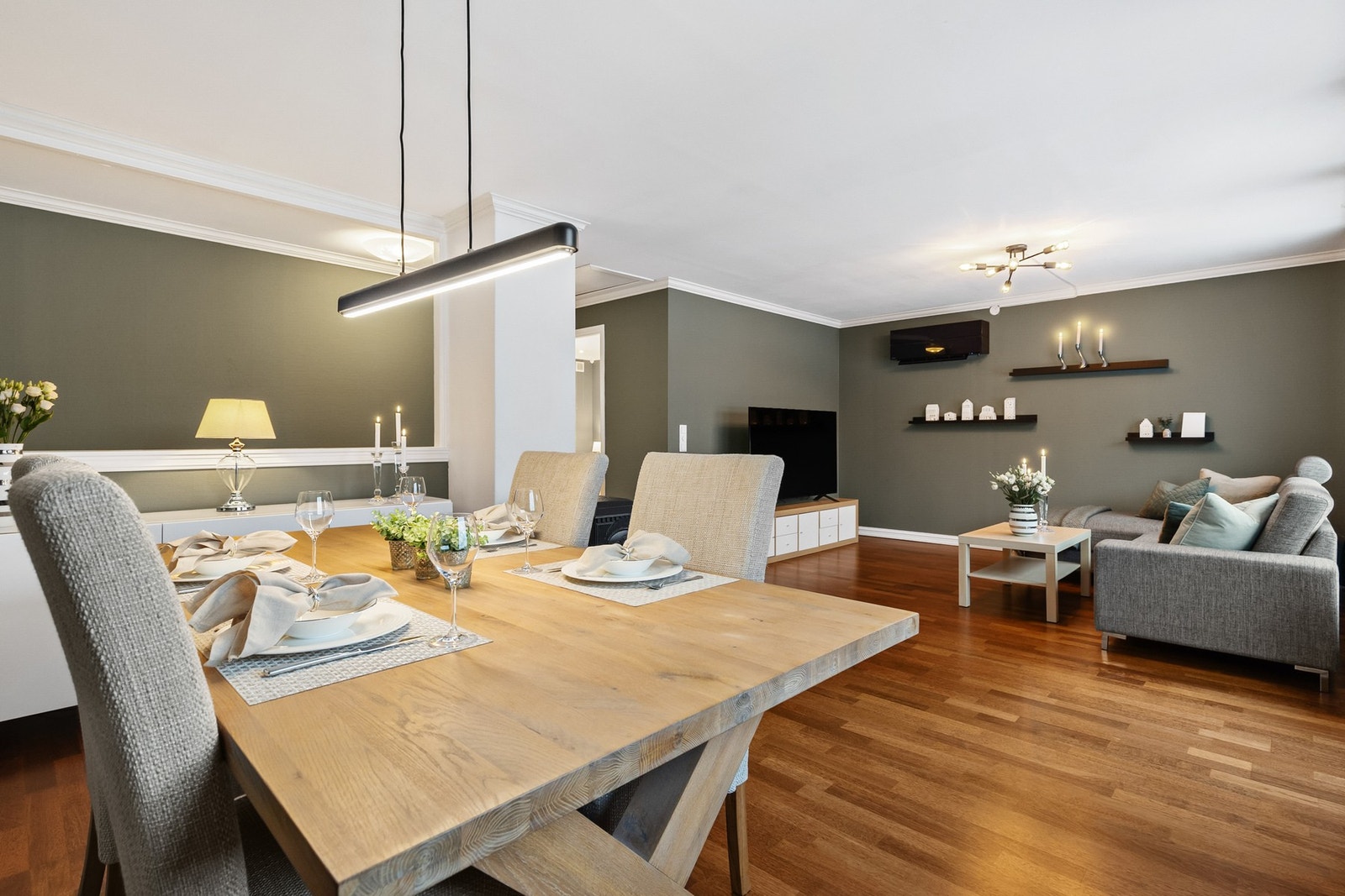 Rommet har fin plass til både sofagruppe, tv-møblement og spisebord Galleribilde