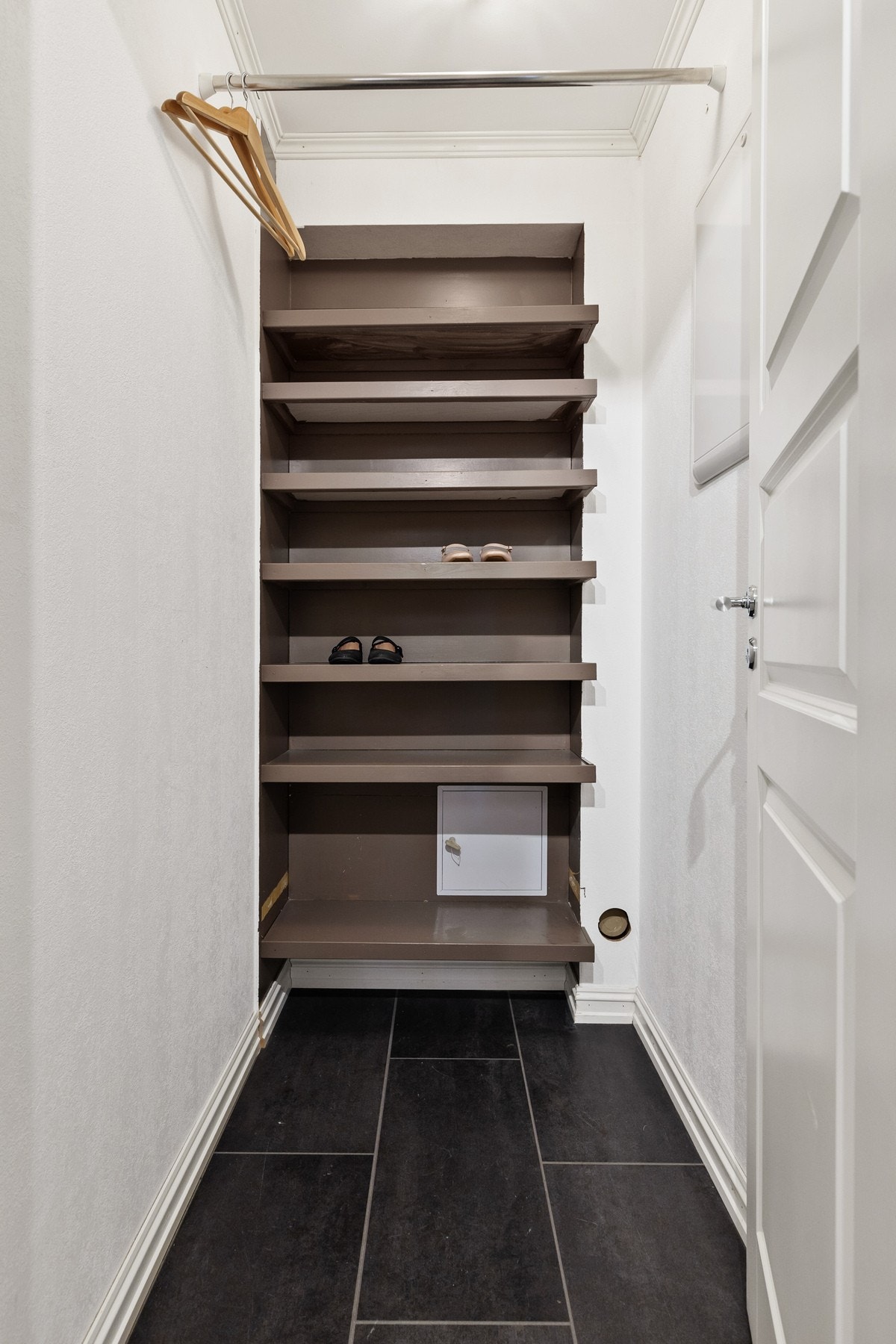 Boligen har fin lagringsplass i to boder på totalt 9 kvm Galleribilde