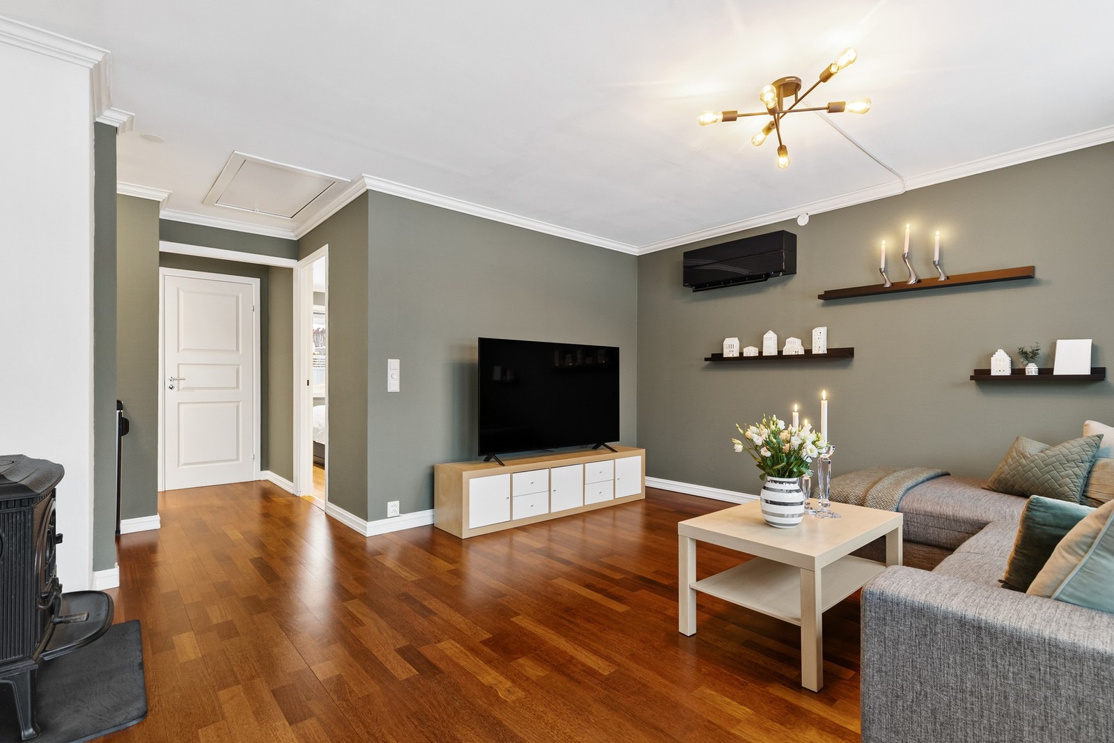 Det ble installert varmepumpe i 2022 i stuen Galleribilde