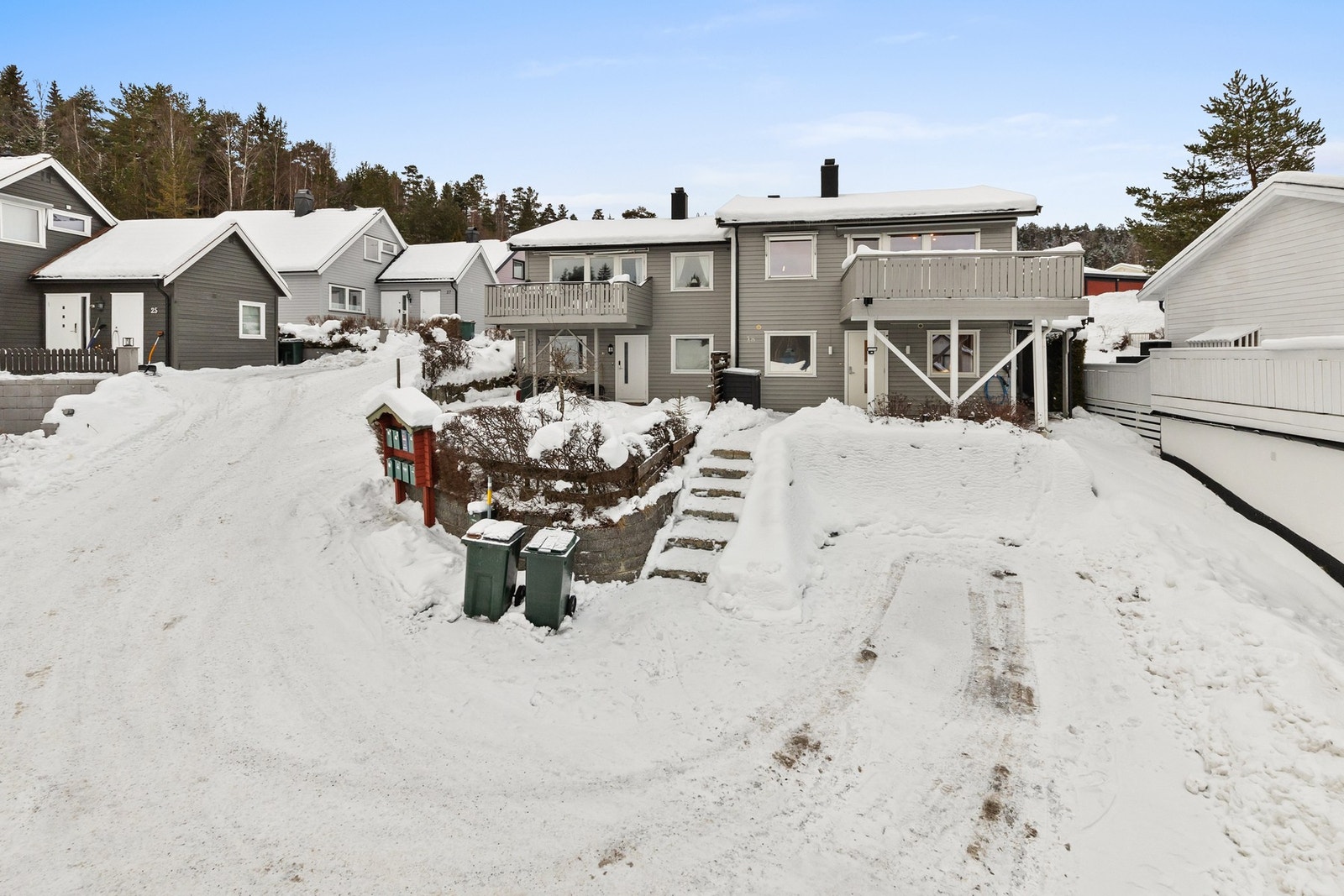 Eiendommen ligger i et fredelig boligområde, tilbaketrukket fra trafikk, men likevel sentralt Galleribilde
