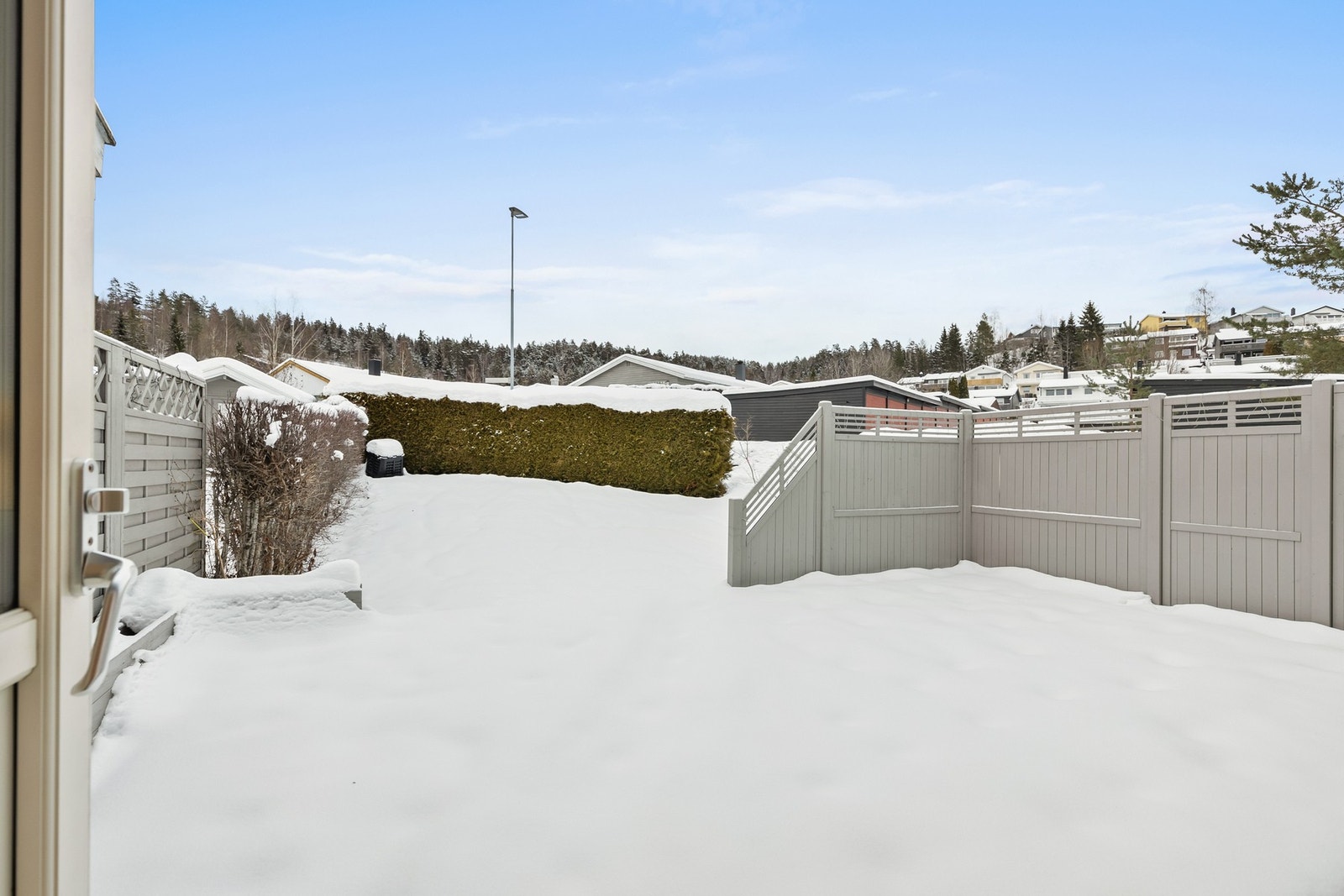 Fra kjøkkenet er det adkomst ut til nordøstvendt terrasse på ca. 34 kvm og hage Galleribilde