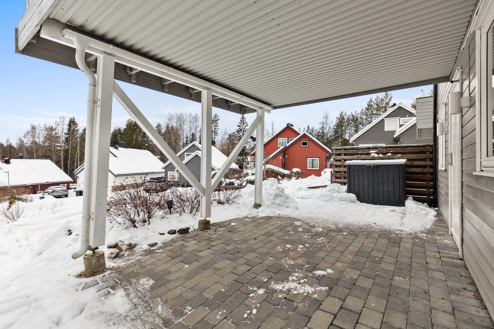 Boligen disponerer én parkeringsplass i felles garasjerekke. I tillegg er det parkering i hellelagt gårdsplass på tomten Galleribilde