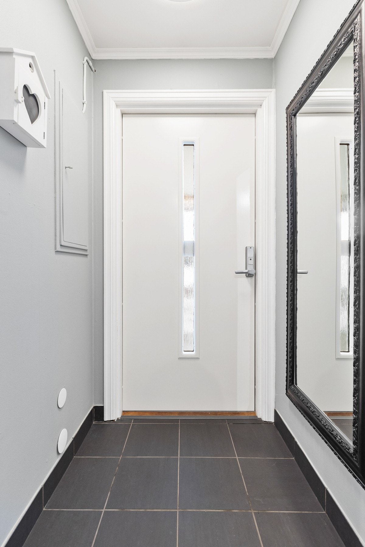 Entré med flislagt gulv og slette flater på vegger og i himling. Entréen har gulvvarme Galleribilde