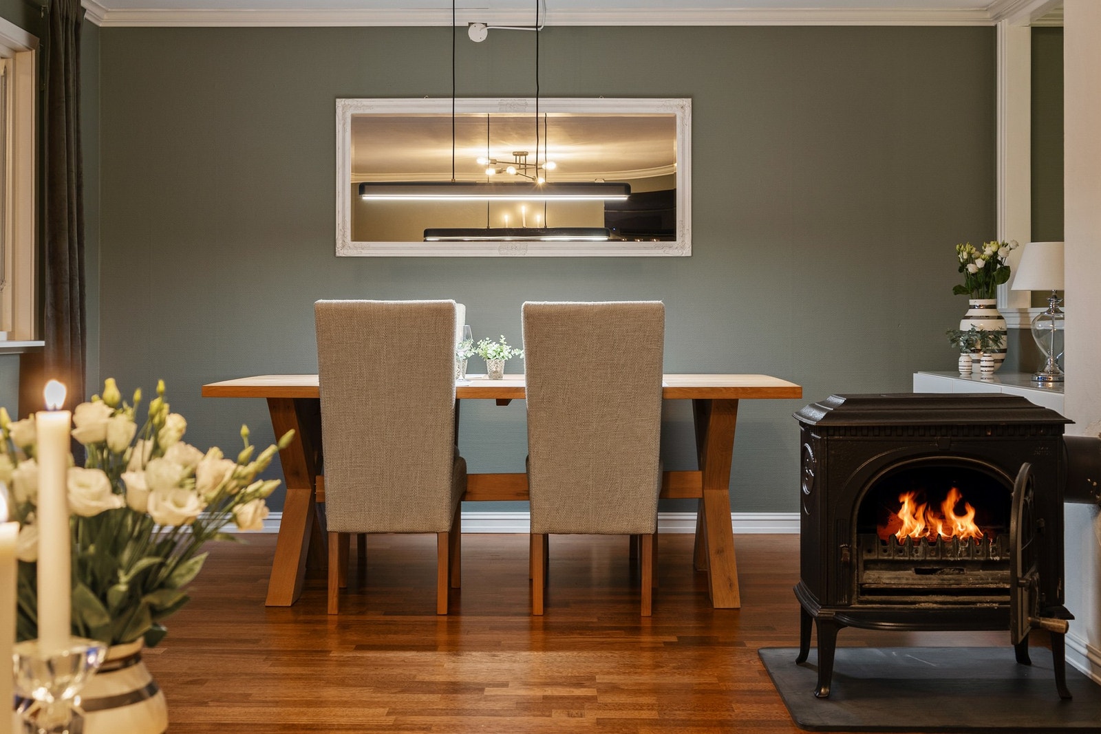 Vedovn av merket Jøtul er montert sentralt i rommet Galleribilde