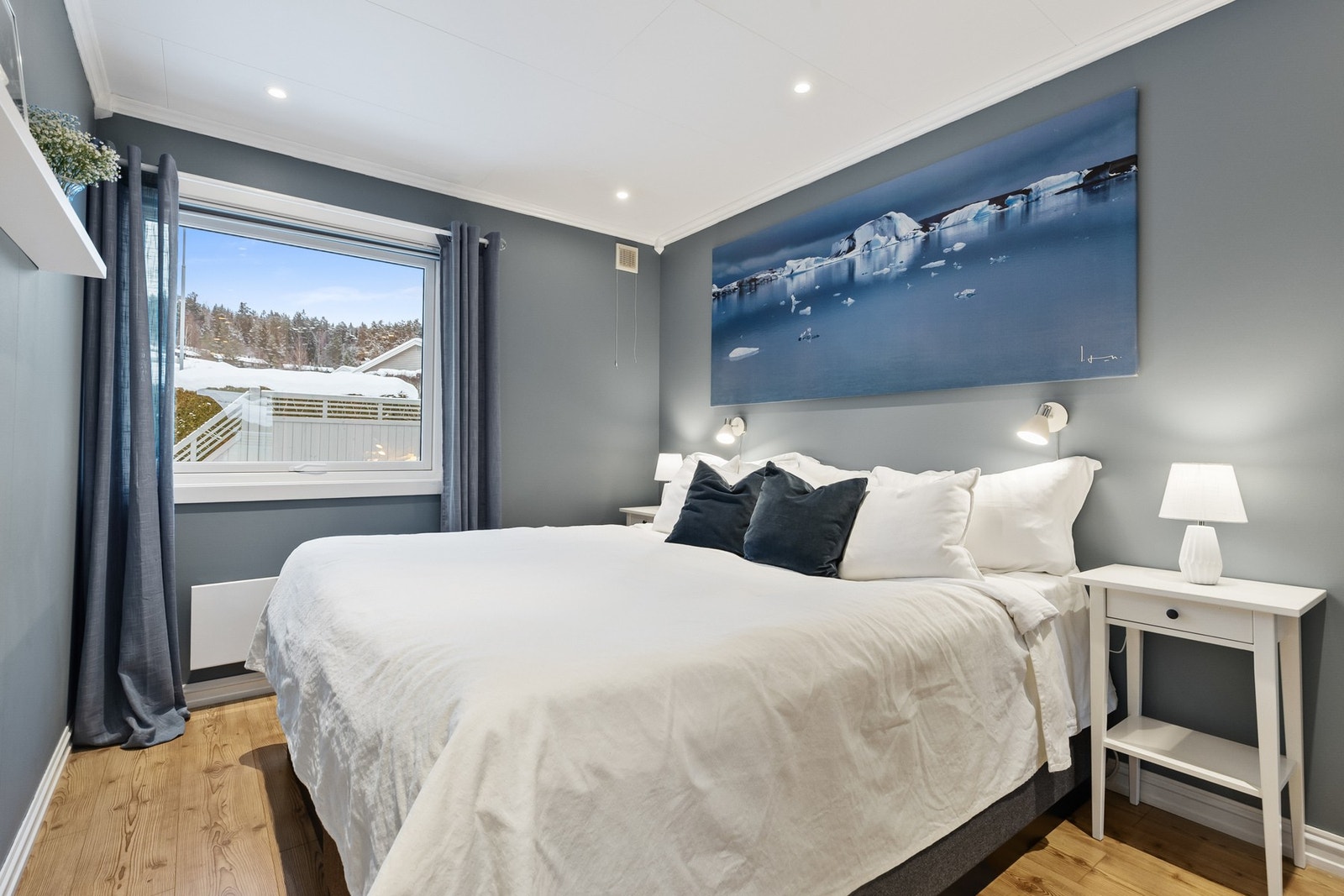 Hovedsoverommet med laminatgulv, slette vegger og takessplater i himling med downlights Galleribilde