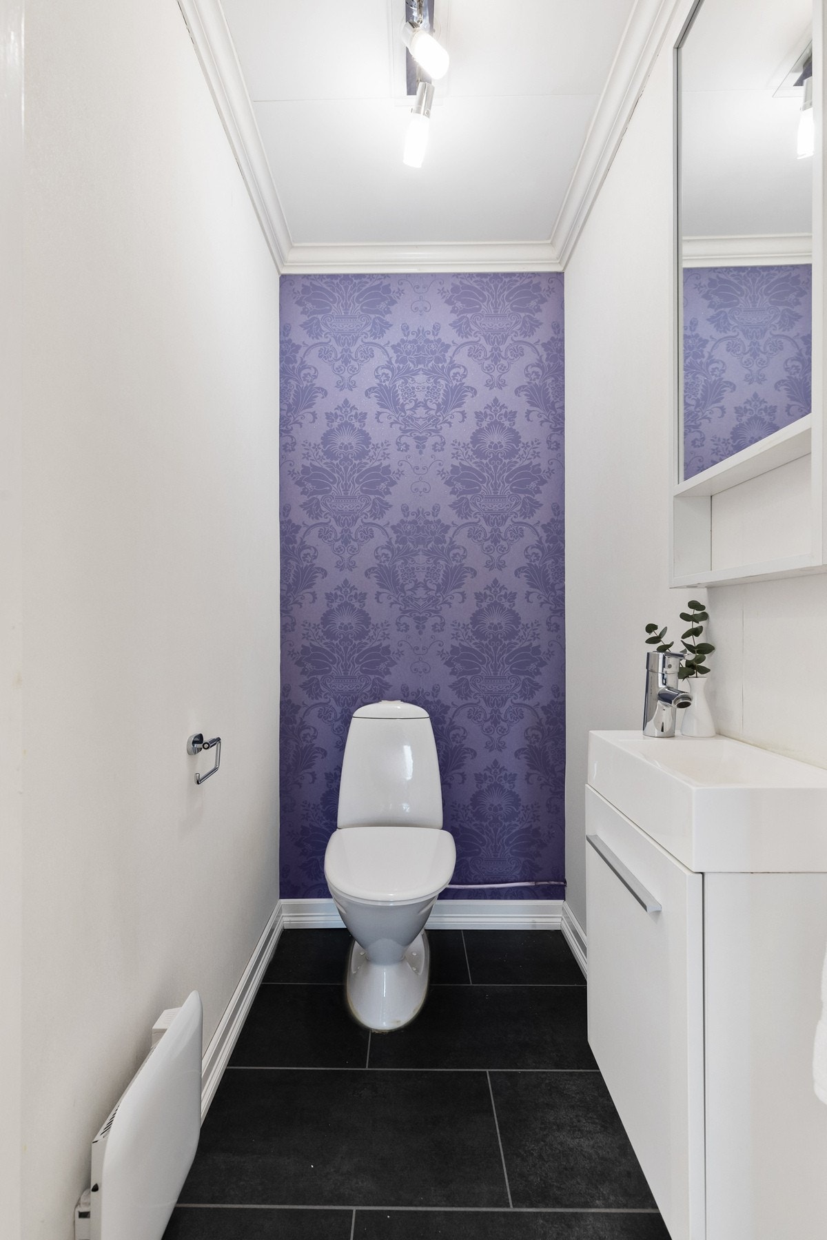 Toalettrom med gulvstående toalett og servantinnredning med ett-greps armatur Galleribilde