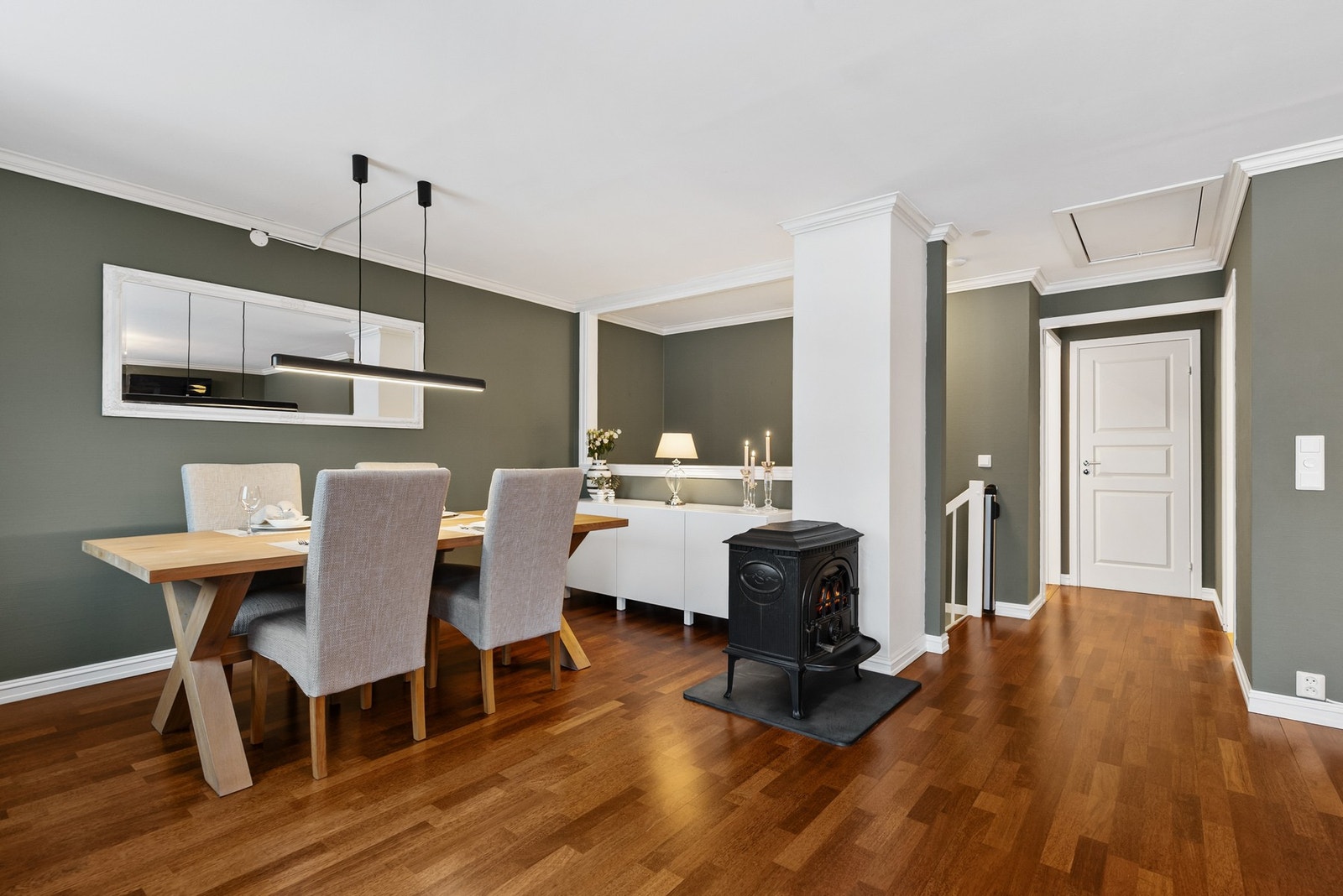 Rommet er malt i en moderne grønntone Galleribilde